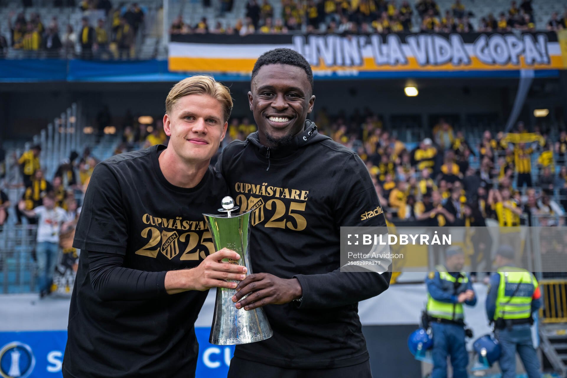 Häckens Ben Engdahl och Zeidane Inoussa jublar med Gustaf VI Adolfs pokal efter finalen i Svenska Cupen mellan Malmö FF och Häcken den 29 maj 2025 i Malmö.