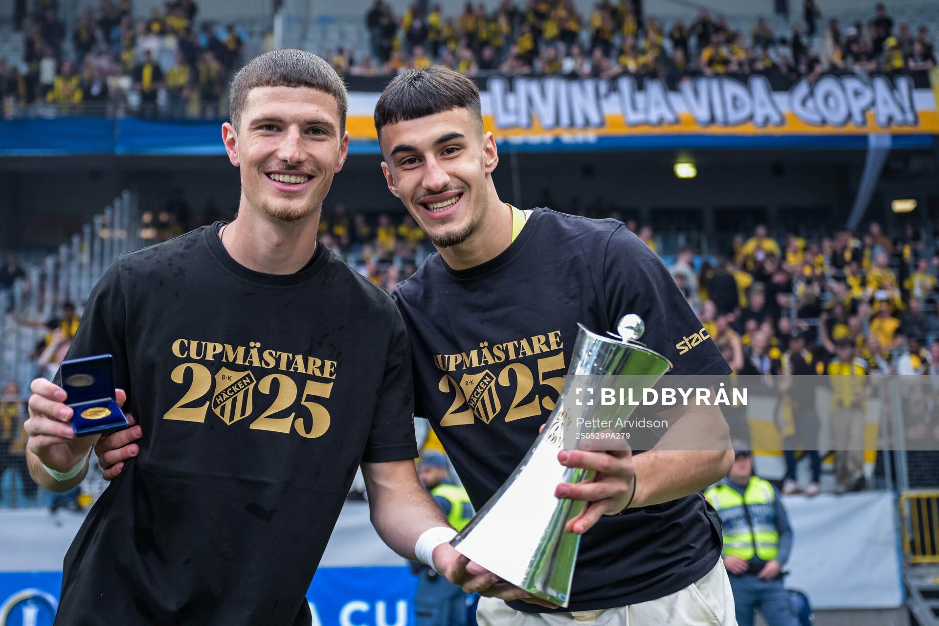 Häckens Nikola Zecevic och Srdjan Hristic jublar med Gustaf VI Adolfs pokal efter finalen i Svenska Cupen mellan Malmö FF och Häcken den 29 maj 2025 i Malmö.