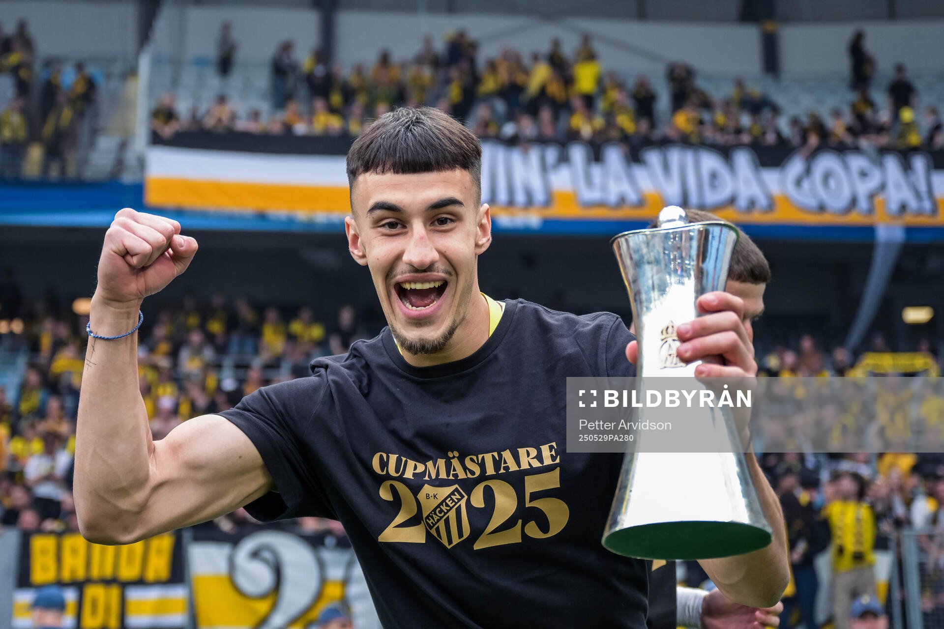 Häckens Srdjan Hristic jublar med Gustaf VI Adolfs pokal efter finalen i Svenska Cupen mellan Malmö FF och Häcken den 29 maj 2025 i Malmö.