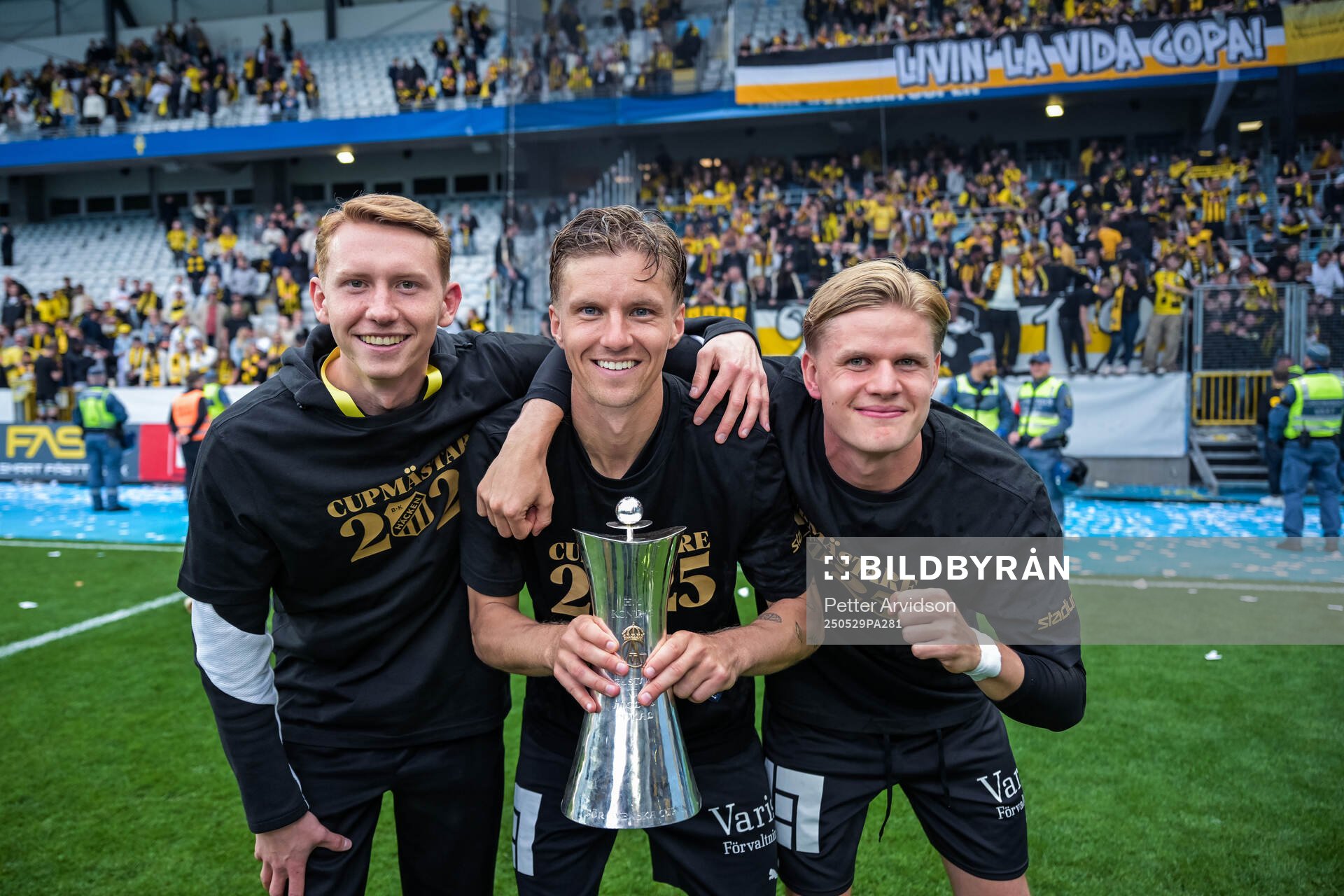 Häckens Julius Lindberg, Samuel Leach Holm och Ben Engdahl jublar med Gustaf VI Adolfs pokal efter finalen i Svenska Cupen mellan Malmö FF och Häcken den 29 maj 2025 i Malmö.