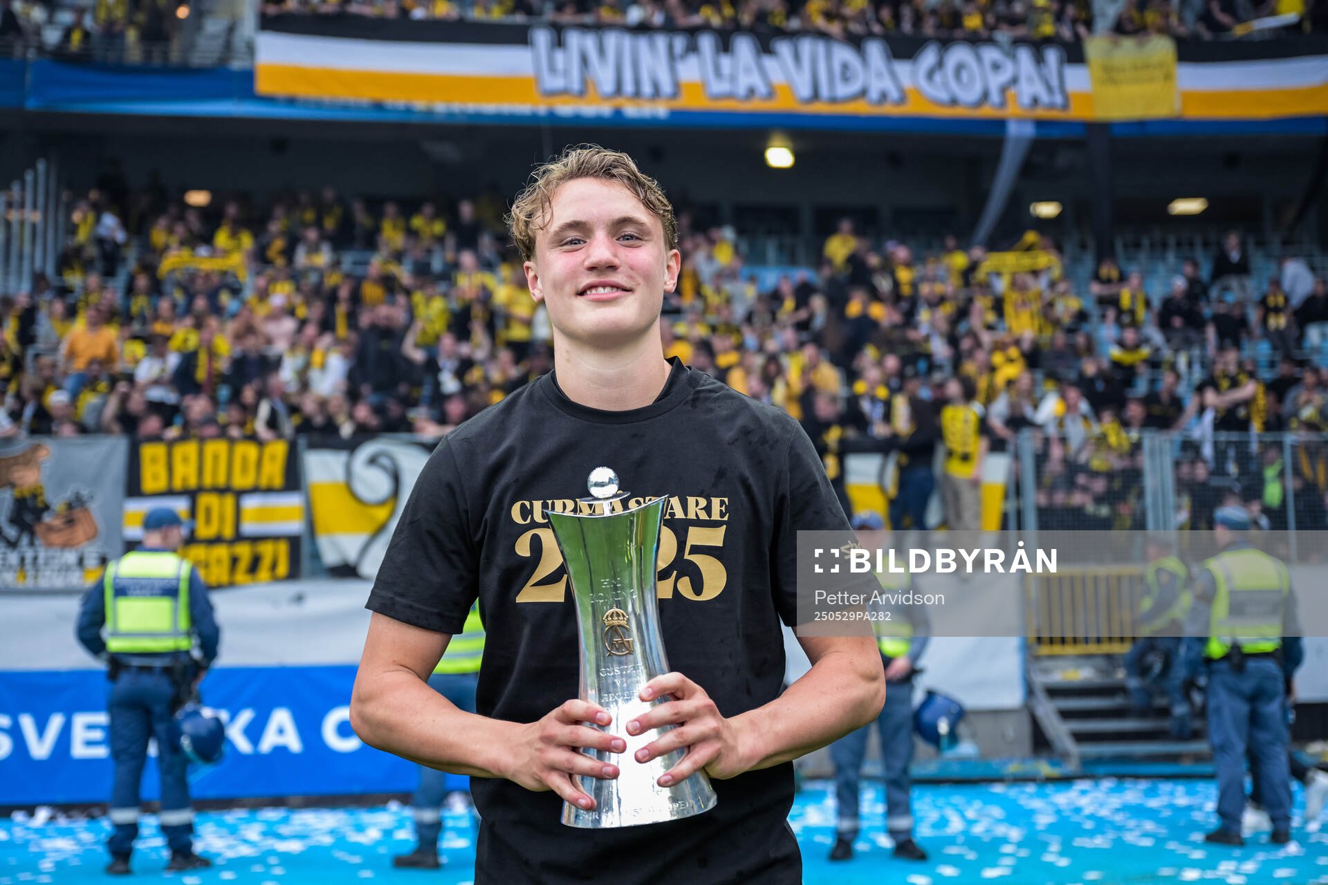Häckens Filip Öhman jublar med Gustaf VI Adolfs pokal efter finalen i Svenska Cupen mellan Malmö FF och Häcken den 29 maj 2025 i Malmö.
