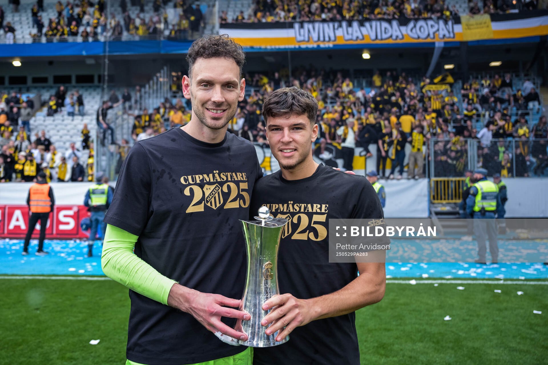 Häckens målvakt Etrit Berisha och Lion Beqiri jublar med Gustaf VI Adolfs pokal efter finalen i Svenska Cupen mellan Malmö FF och Häcken den 29 maj 2025 i Malmö.