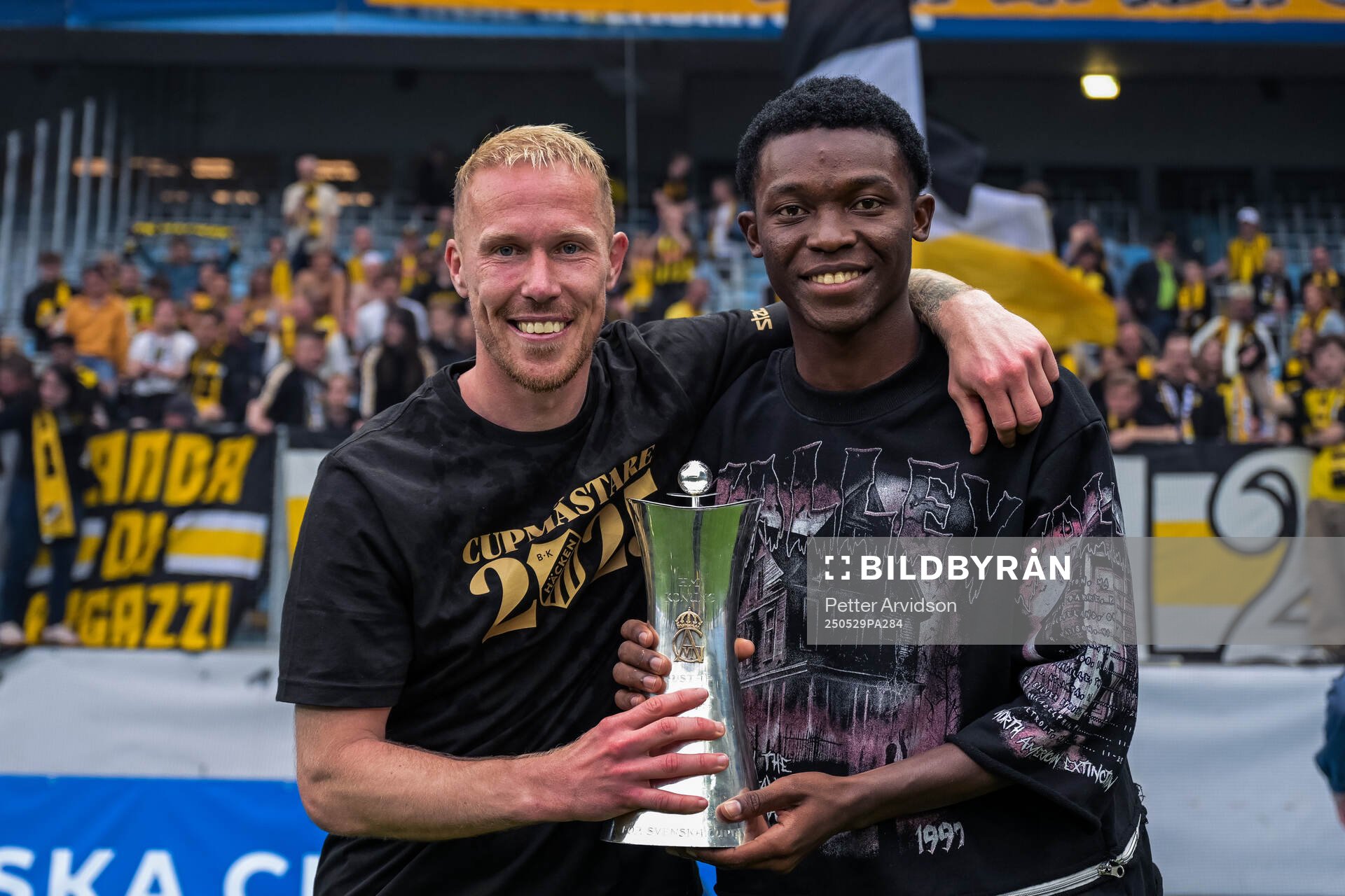 Häckens Mikkel Rygaard Jensen jublar med Gustaf VI Adolfs pokal efter finalen i Svenska Cupen mellan Malmö FF och Häcken den 29 maj 2025 i Malmö.