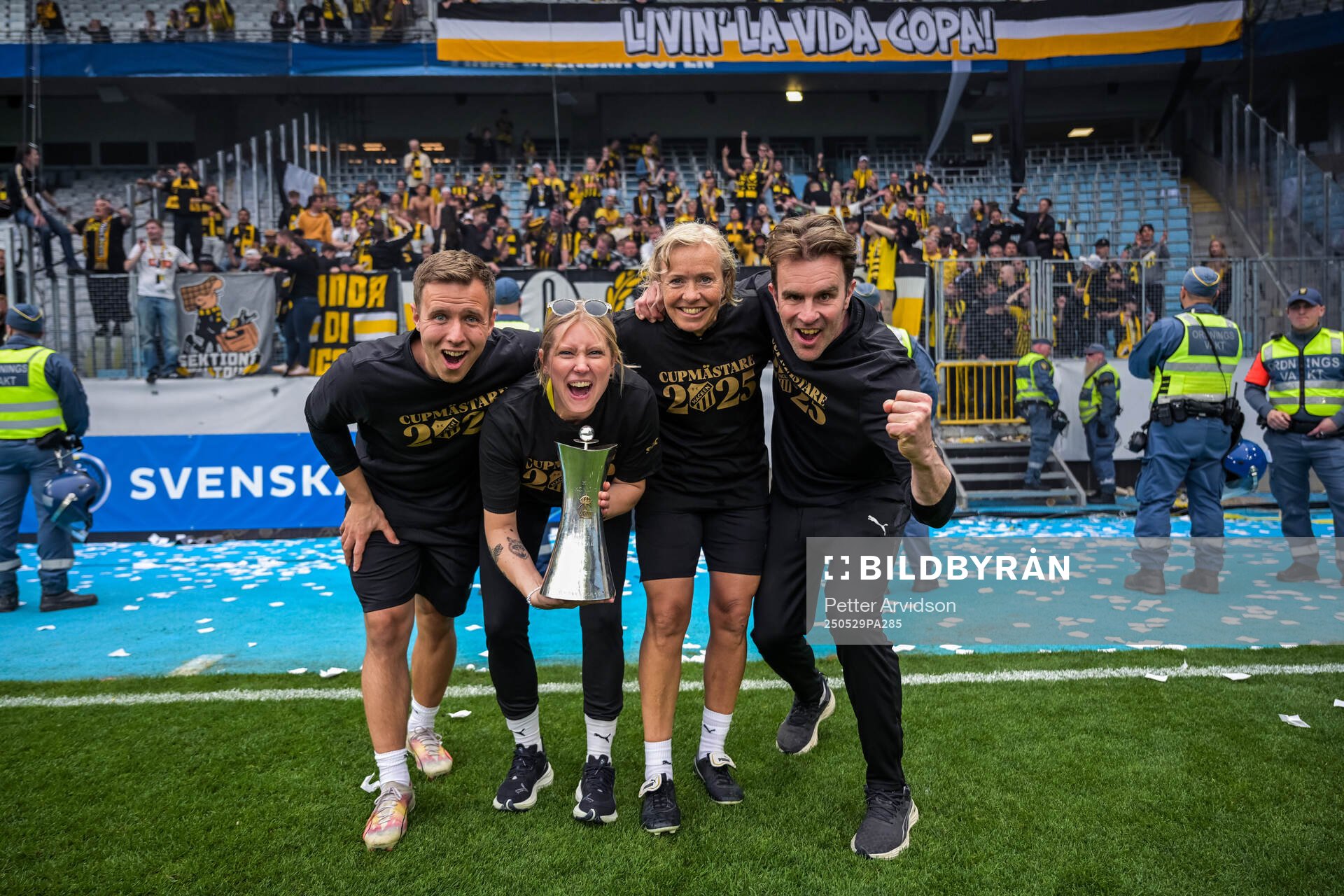 Häckens osteopat Daniel Ahlstedt, fysioterapeut Mikalea Johansson och head of performance Gunnvor Halmöy, jublar med Gustaf VI Adolfs pokal efter finalen i Svenska Cupen mellan Malmö FF och Häcken den 29 maj 2025 i Malmö.