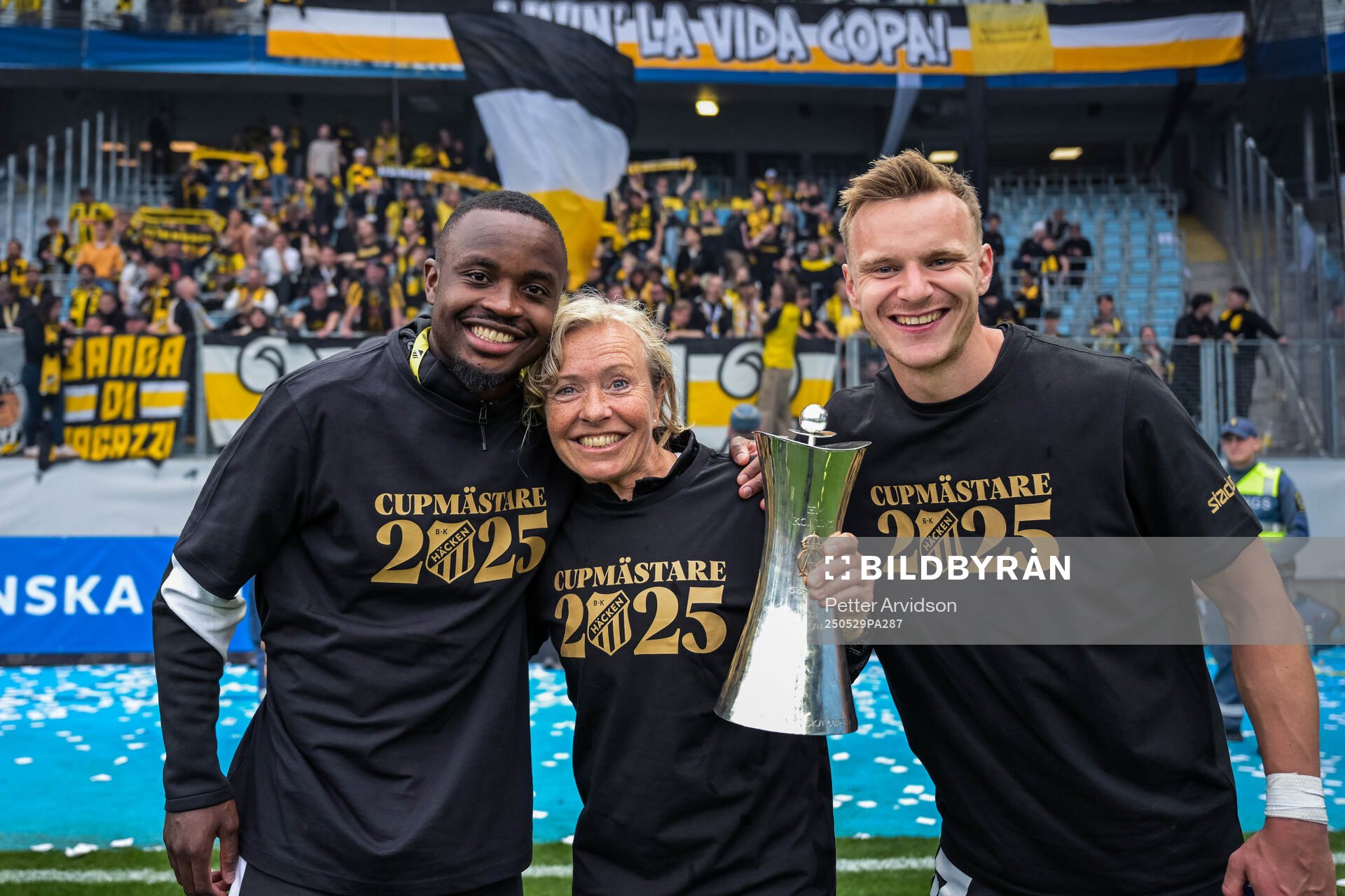 Häckens Brice Wembangomo, head of performance Gunnvor Halmöy och Marius Lode jublar med Gustaf VI Adolfs pokal efter finalen i Svenska Cupen mellan Malmö FF och Häcken den 29 maj 2025 i Malmö.