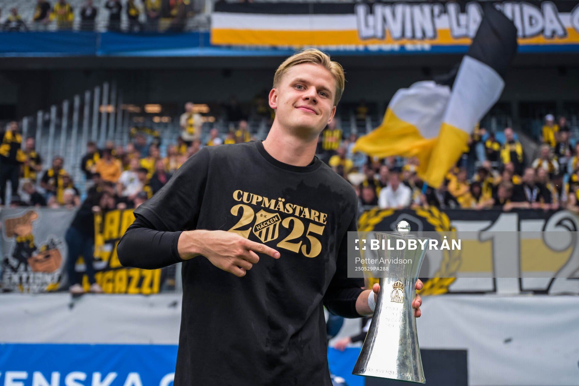 Häckens Ben Engdahl jublar med Gustaf VI Adolfs pokal efter finalen i Svenska Cupen mellan Malmö FF och Häcken den 29 maj 2025 i Malmö.