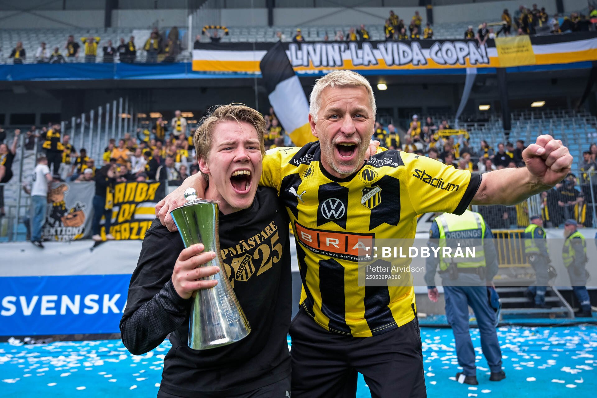 Häckens materialare Petrus Karlholm och materialare Kjell-Ove Johansson jublar med Gustaf VI Adolfs pokal efter finalen i Svenska Cupen mellan Malmö FF och Häcken den 29 maj 2025 i Malmö.