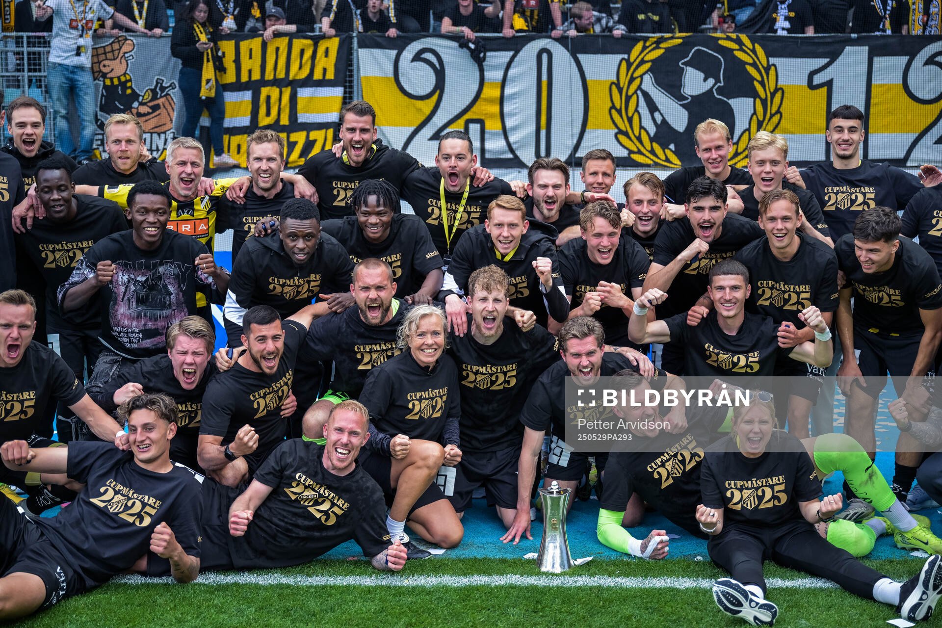 Häckens spelare jublar med Gustaf VI Adolfs pokal efter finalen i Svenska Cupen mellan Malmö FF och Häcken den 29 maj 2025 i Malmö.