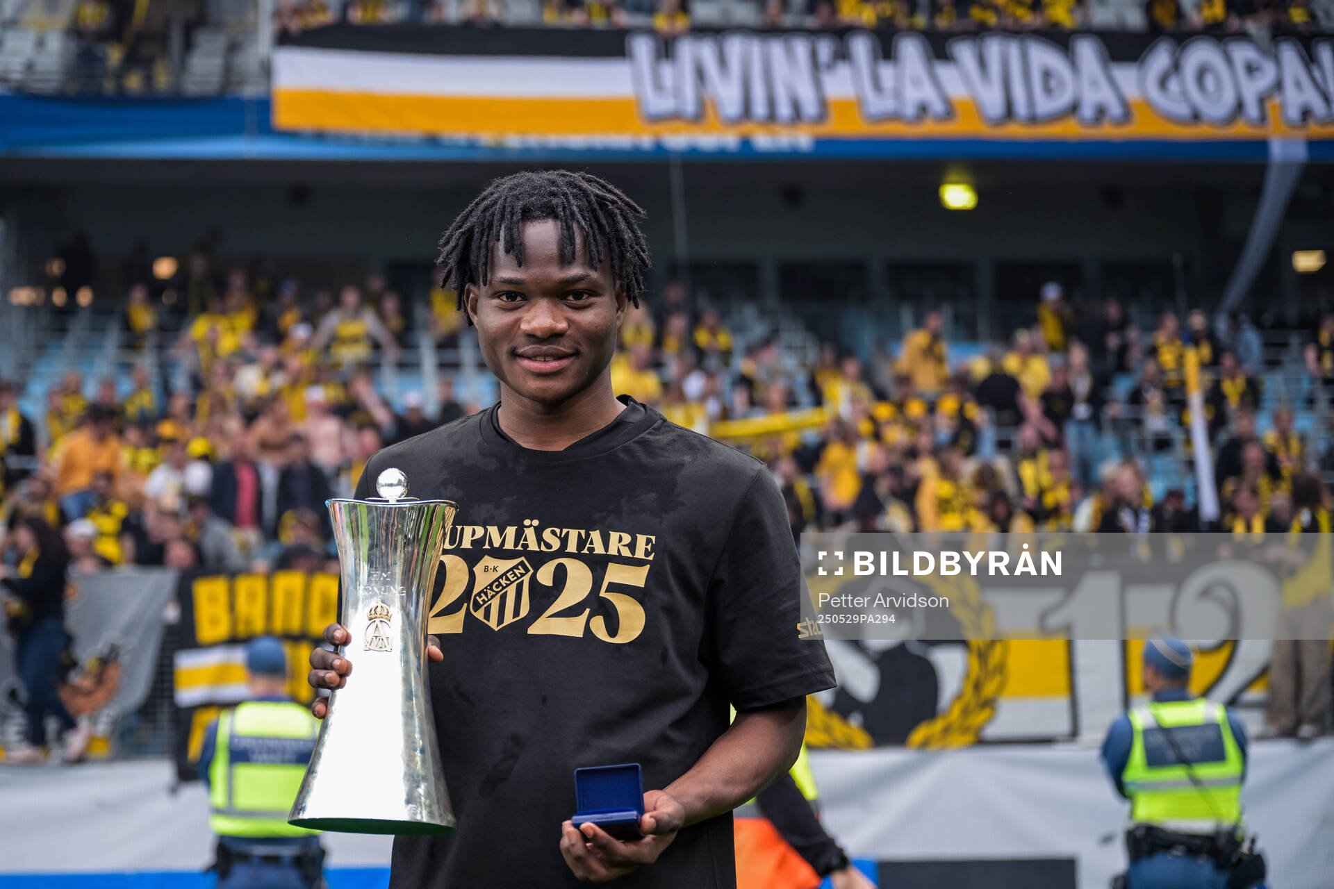 Häckens Severin Nioule jublar med Gustaf VI Adolfs pokal efter finalen i Svenska Cupen mellan Malmö FF och Häcken den 29 maj 2025 i Malmö.