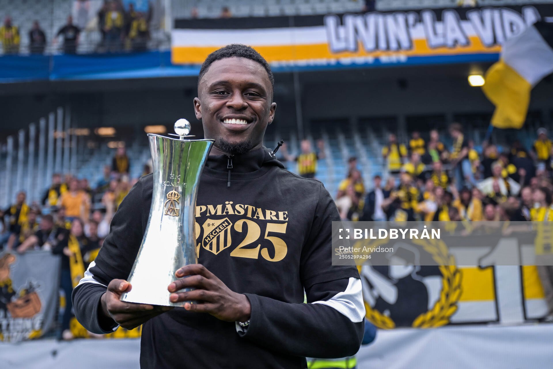Häckens Zeidane Inoussa jublar med Gustaf VI Adolfs pokal efter finalen i Svenska Cupen mellan Malmö FF och Häcken den 29 maj 2025 i Malmö.