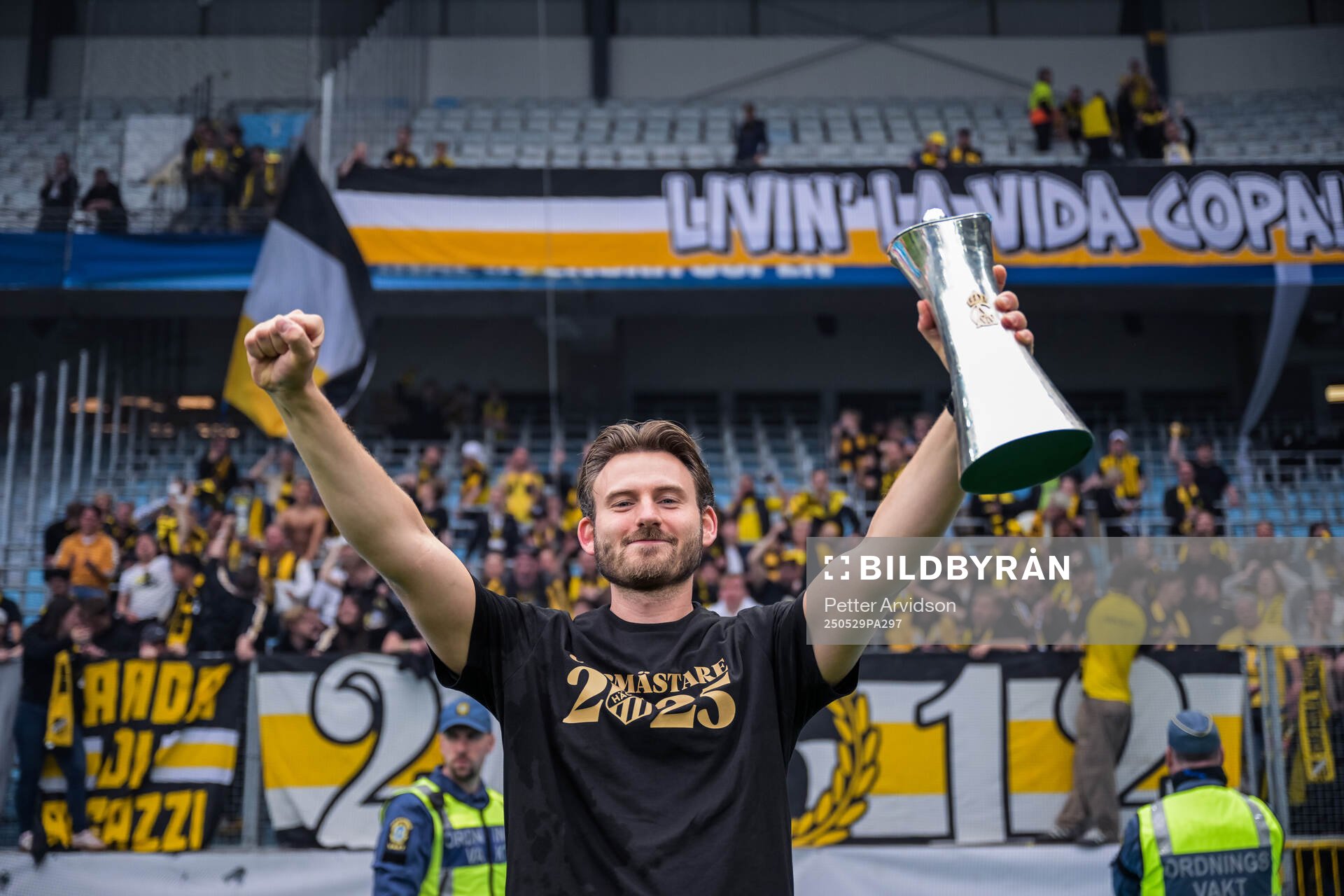 Häckens sportkoordinator Max Bergstrand jublar med Gustaf VI Adolfs pokal efter finalen i Svenska Cupen mellan Malmö FF och Häcken den 29 maj 2025 i Malmö.