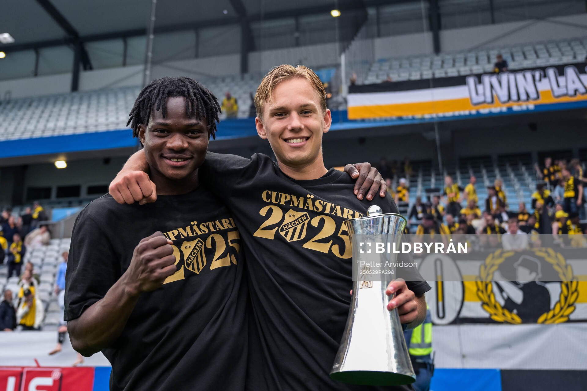 Häckens Severin Nioule och Pontus Dahbo jublar med Gustaf VI Adolfs pokal efter finalen i Svenska Cupen mellan Malmö FF och Häcken den 29 maj 2025 i Malmö.
