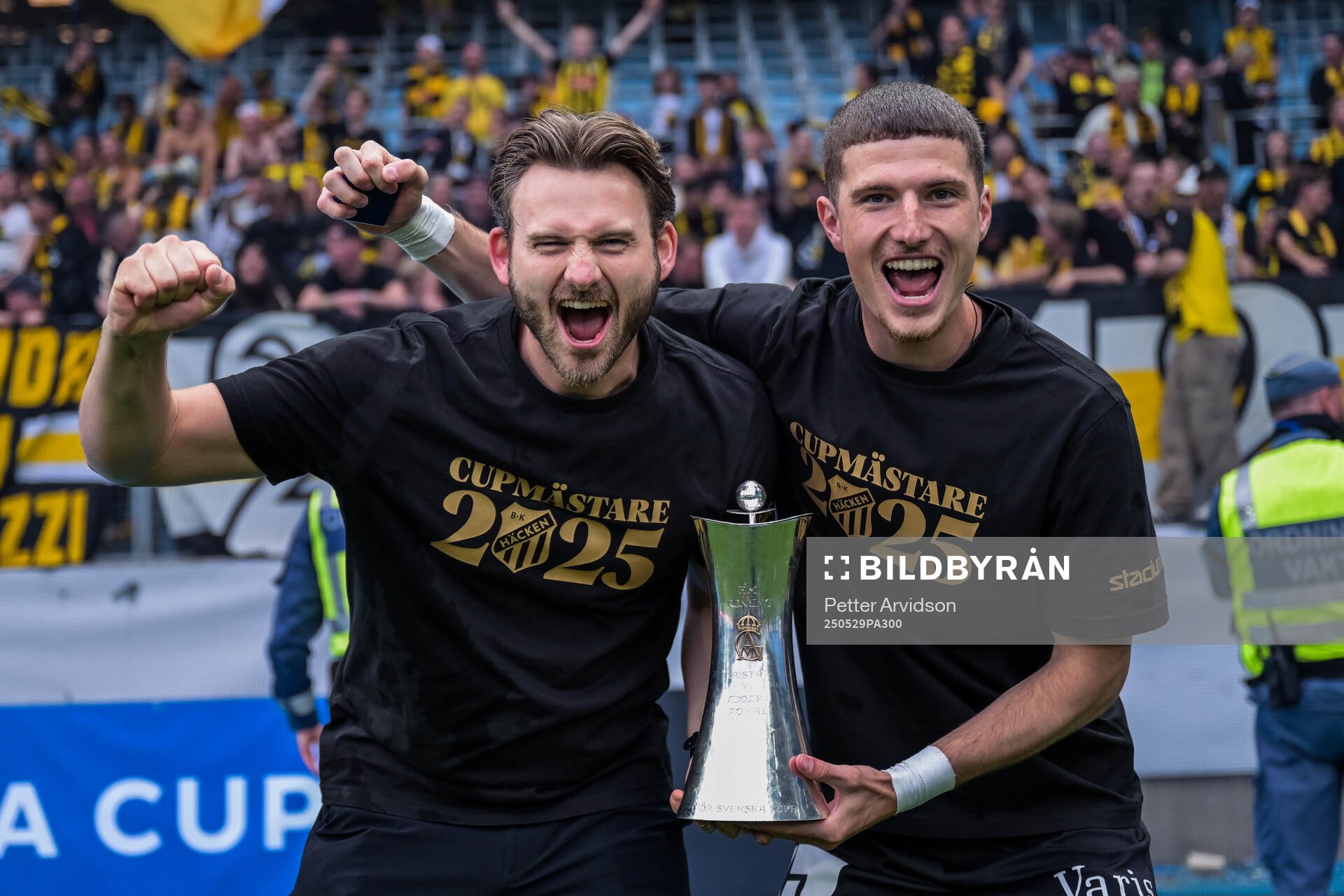 Häckens sportkoordinator Max Bergstrand och Nikola Zecevic jublar med Gustaf VI Adolfs pokal efter finalen i Svenska Cupen mellan Malmö FF och Häcken den 29 maj 2025 i Malmö.