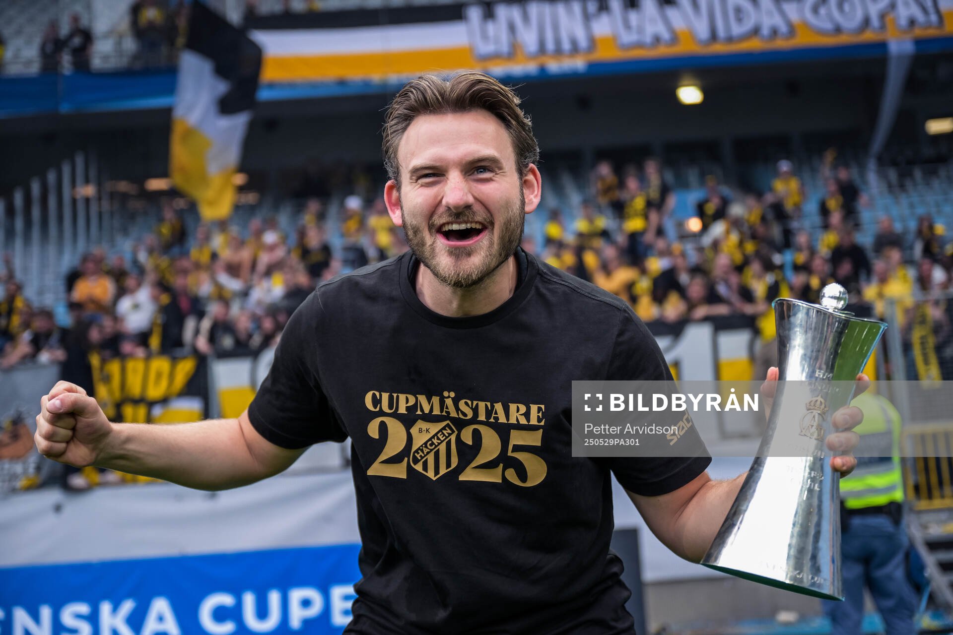 Häckens sportkoordinator Max Bergstrand jublar med Gustaf VI Adolfs pokal efter finalen i Svenska Cupen mellan Malmö FF och Häcken den 29 maj 2025 i Malmö.