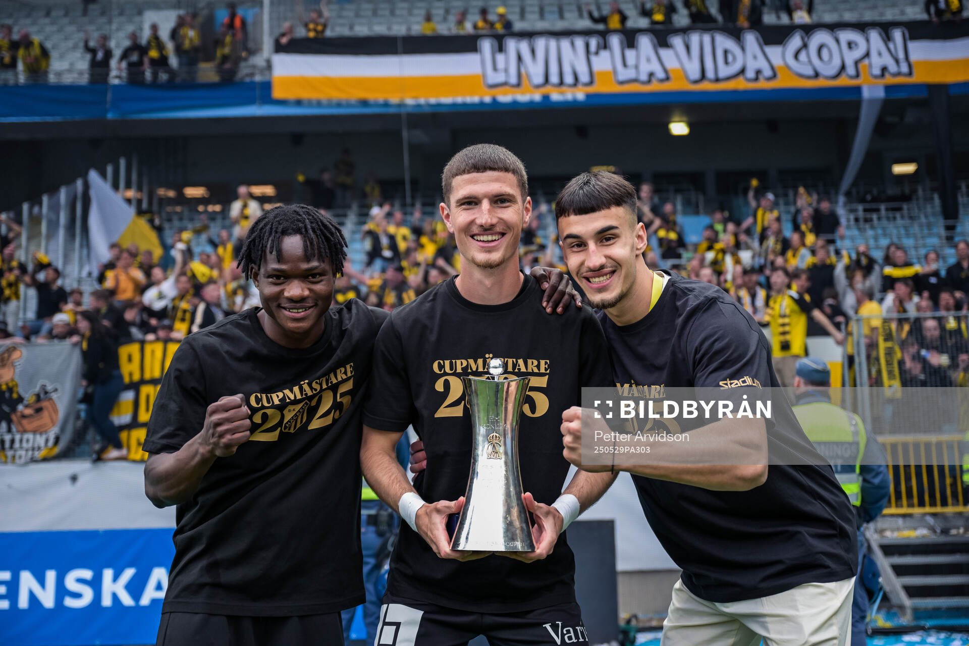 Häckens Severin Nioule, Nikola Zecevic och Srdjan Hrstic jublar med Gustaf VI Adolfs pokal efter finalen i Svenska Cupen mellan Malmö FF och Häcken den 29 maj 2025 i Malmö.