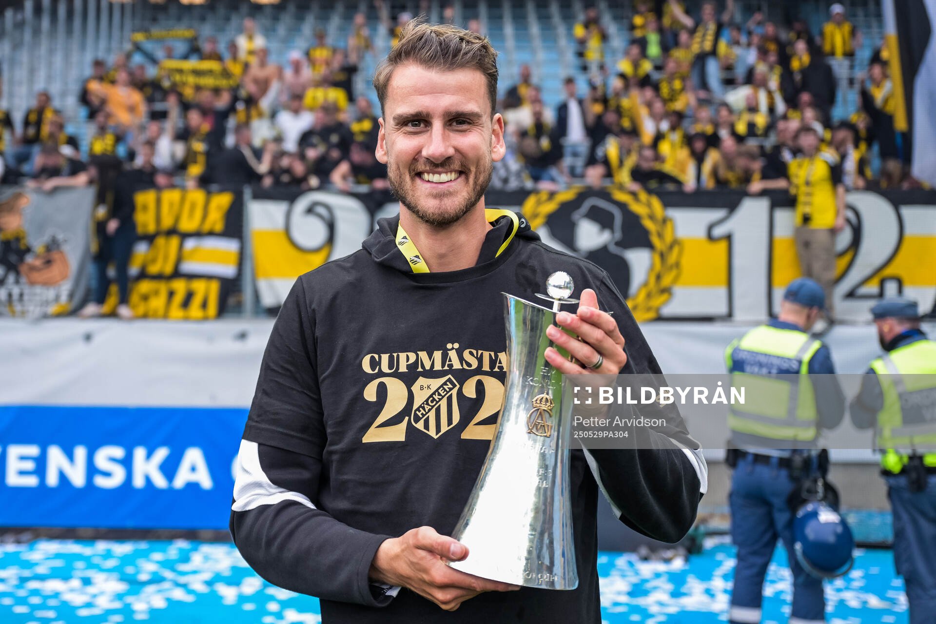 Häckens Johan Hammar jublar med Gustaf VI Adolfs pokal efter finalen i Svenska Cupen mellan Malmö FF och Häcken den 29 maj 2025 i Malmö.