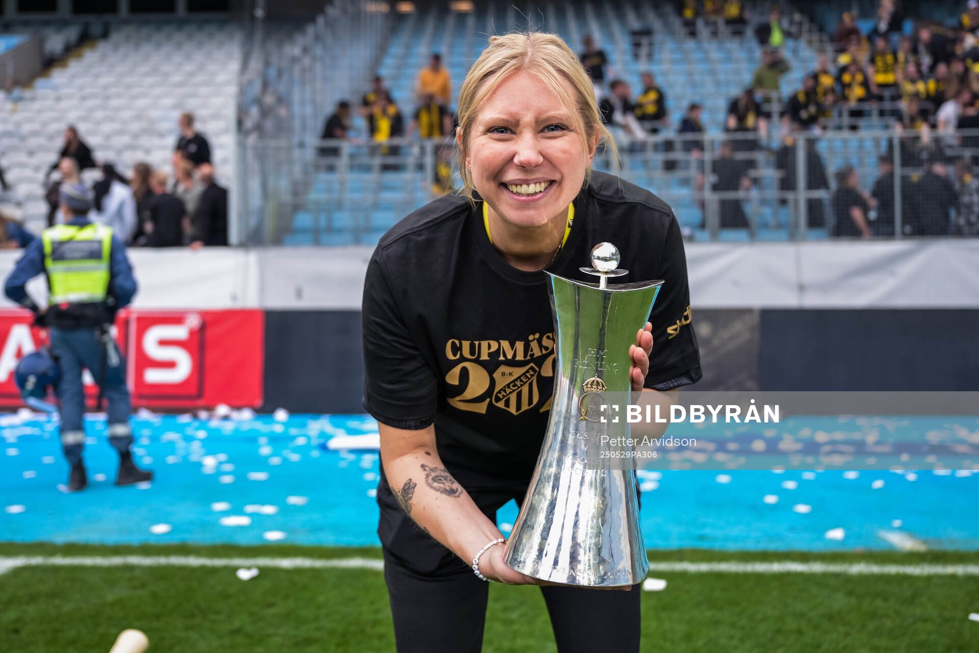 Häckens fysioterapeut Mikaela Johansson jublar med Gustaf VI Adolfs pokal efter finalen i Svenska Cupen mellan Malmö FF och Häcken den 29 maj 2025 i Malmö.