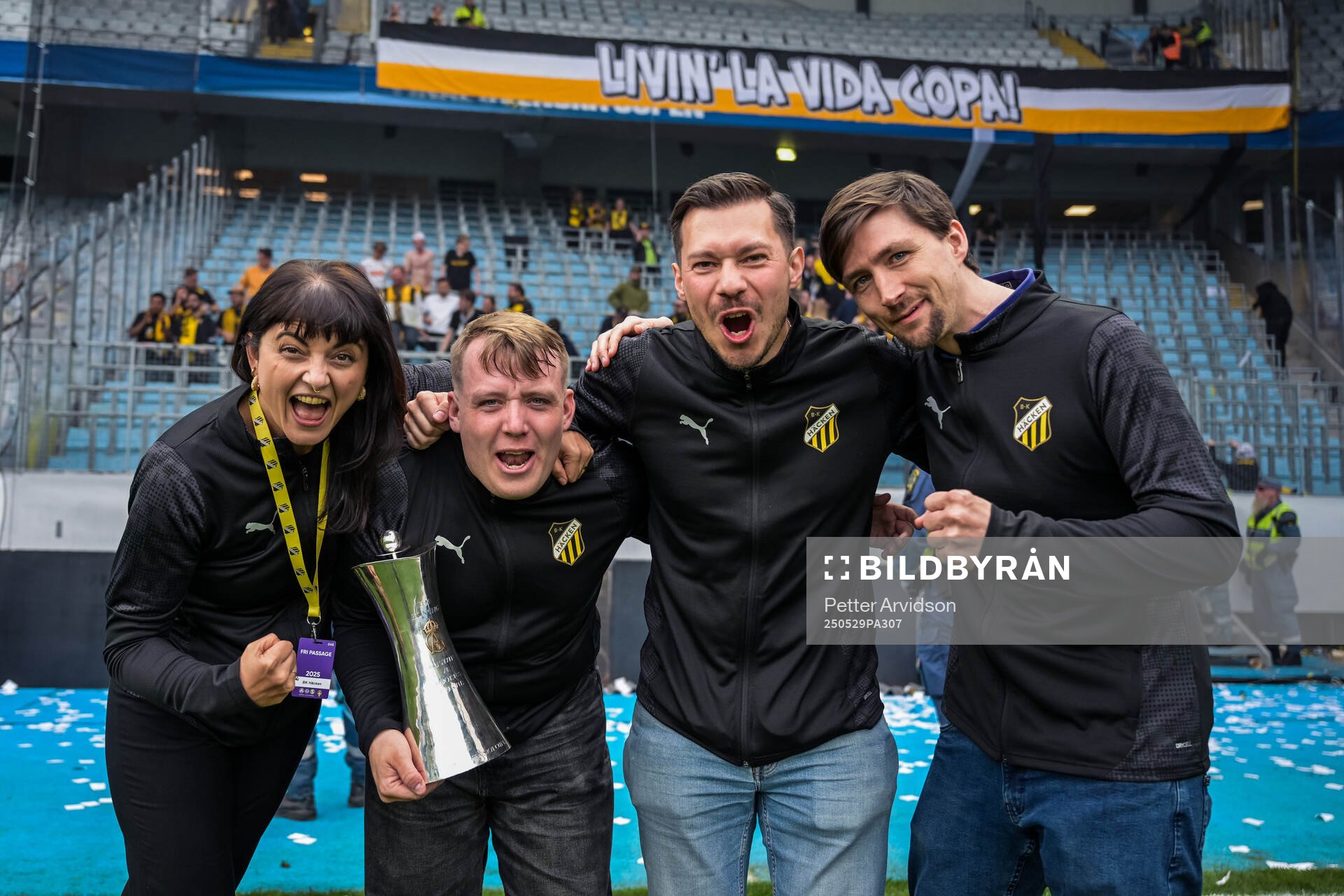 Häckens grafiska formgivare Rebecka Carasco och content producer Mathias Gerlach jublar med Gustaf VI Adolfs pokal efter finalen i Svenska Cupen mellan Malmö FF och Häcken den 29 maj 2025 i Malmö.