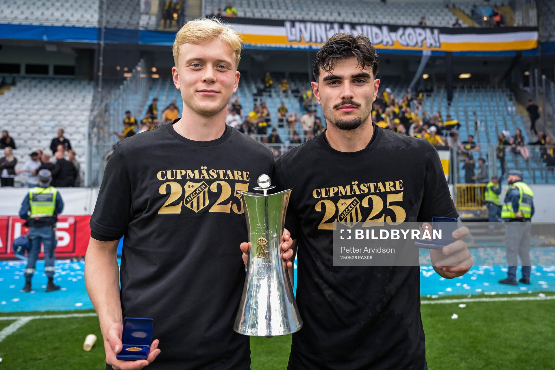 Häckens Isak Brusberg och Nikola Mitrovic jublar med Gustaf VI Adolfs pokal efter finalen i Svenska Cupen mellan Malmö FF och Häcken den 29 maj 2025 i Malmö.