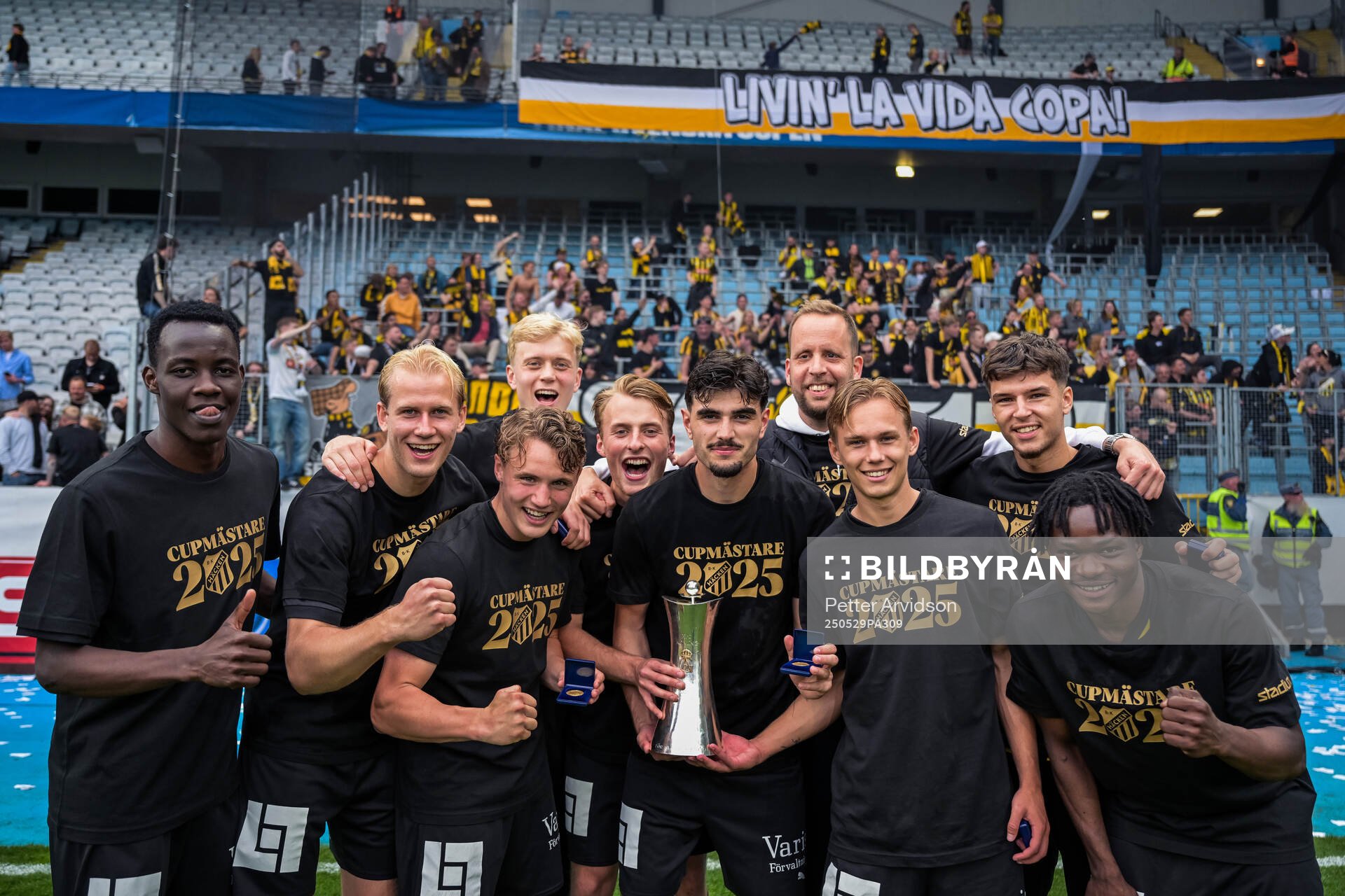 Häckens spelare jublar med Gustaf VI Adolfs pokal efter finalen i Svenska Cupen mellan Malmö FF och Häcken den 29 maj 2025 i Malmö.