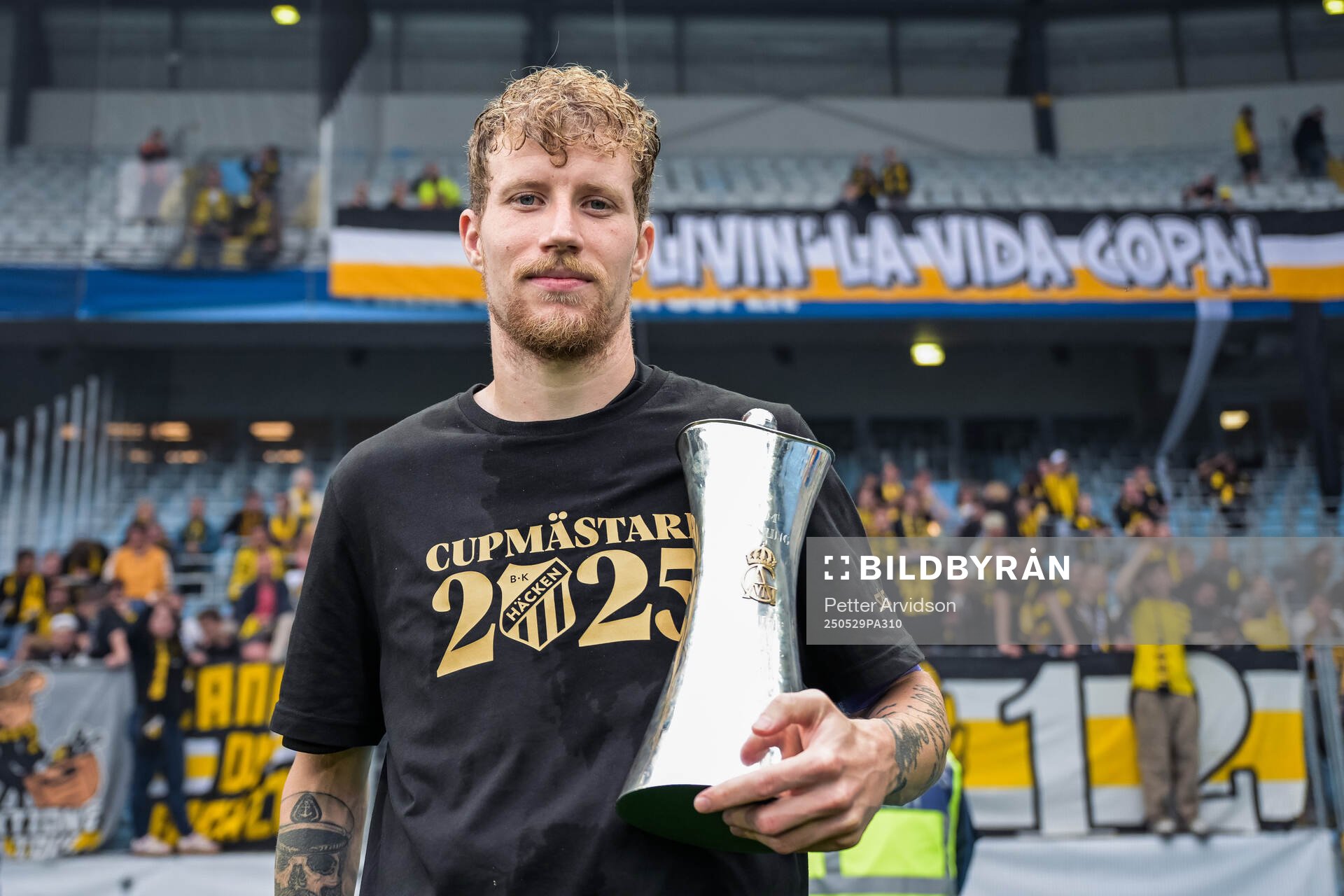 Häckens Simon Gustafson jublar med Gustaf VI Adolfs pokal efter finalen i Svenska Cupen mellan Malmö FF och Häcken den 29 maj 2025 i Malmö.