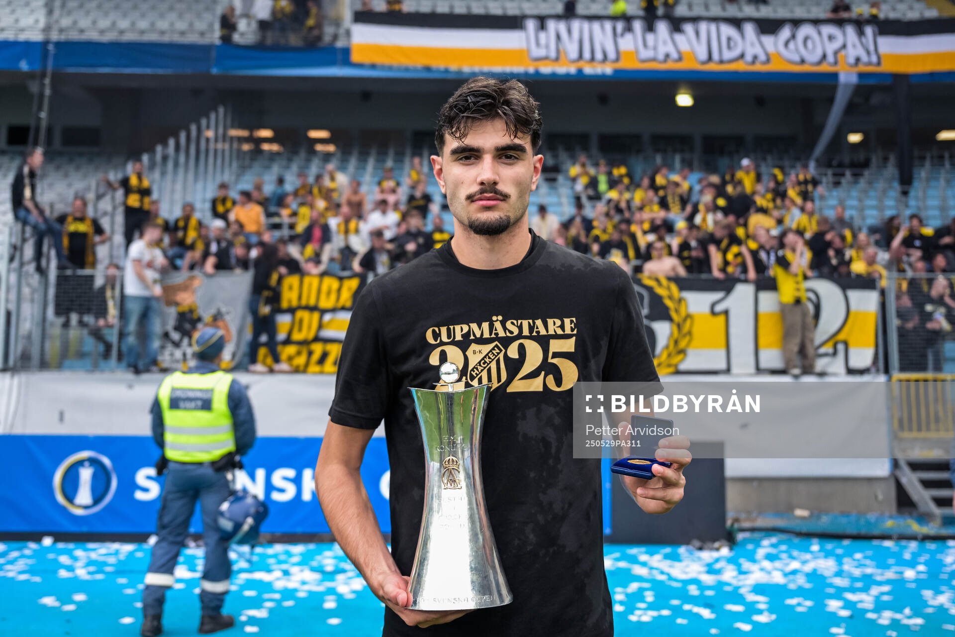 Häckens Nikola Mitrovic jublar med Gustaf VI Adolfs pokal efter finalen i Svenska Cupen mellan Malmö FF och Häcken den 29 maj 2025 i Malmö.