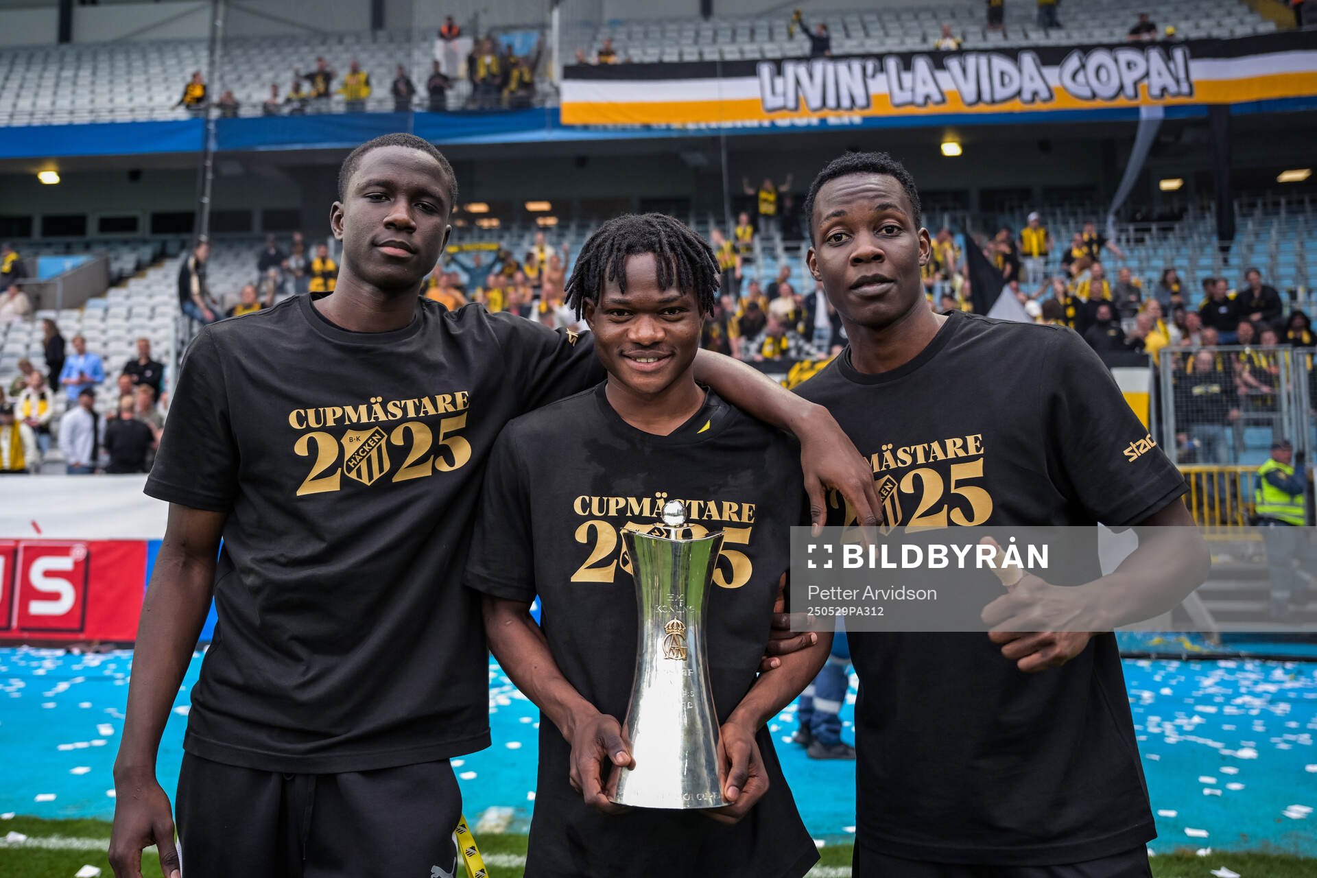 Häckens Absoulaye Faye, Severin Nioule och John Paul Dembe jublar med Gustaf VI Adolfs pokal efter finalen i Svenska Cupen mellan Malmö FF och Häcken den 29 maj 2025 i Malmö.