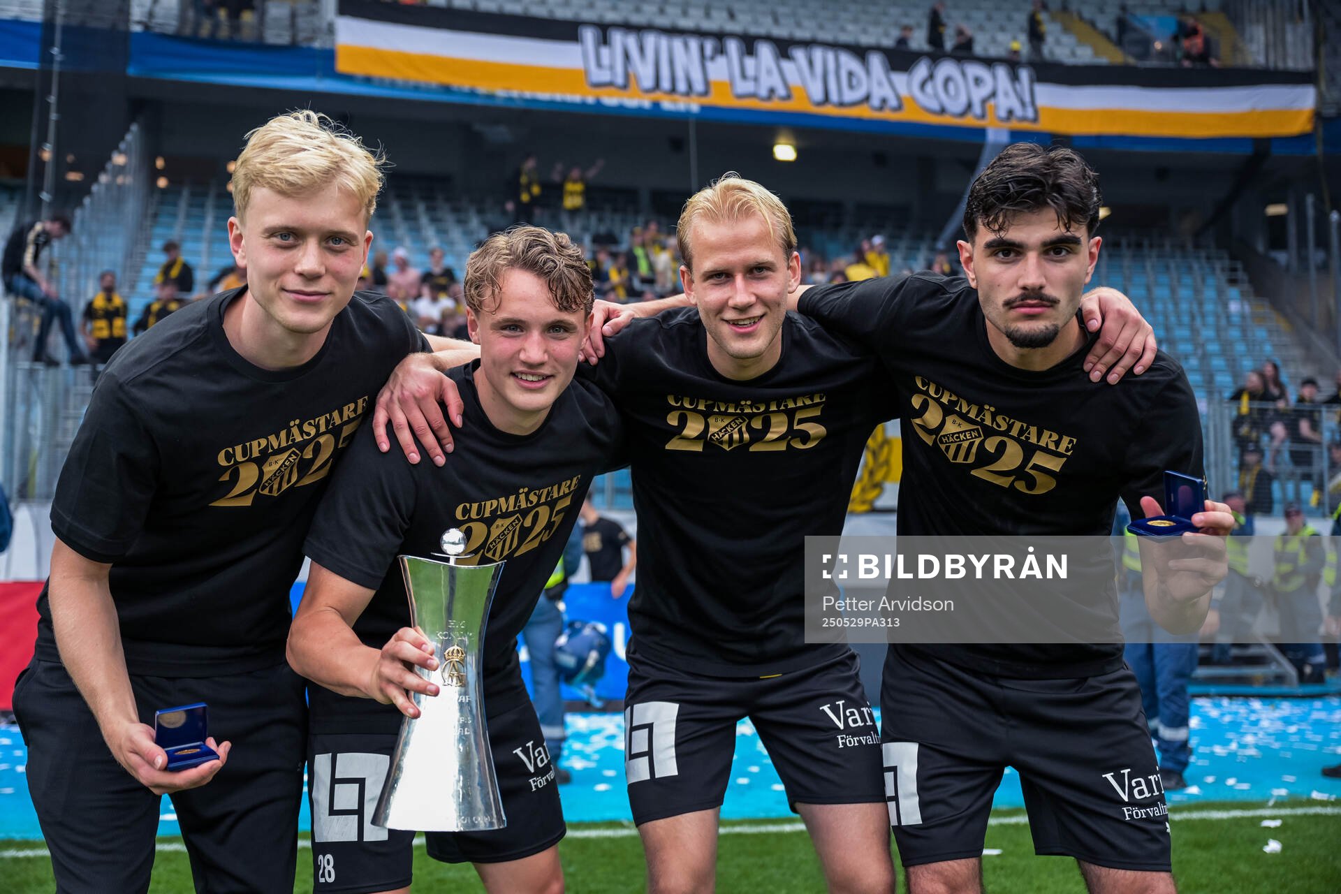 Häckens Isak Brusberg, Filip Öhman, Harry Hilvenius och Nikola Mitrovic jublar med Gustaf VI Adolfs pokal efter finalen i Svenska Cupen mellan Malmö FF och Häcken den 29 maj 2025 i Malmö.