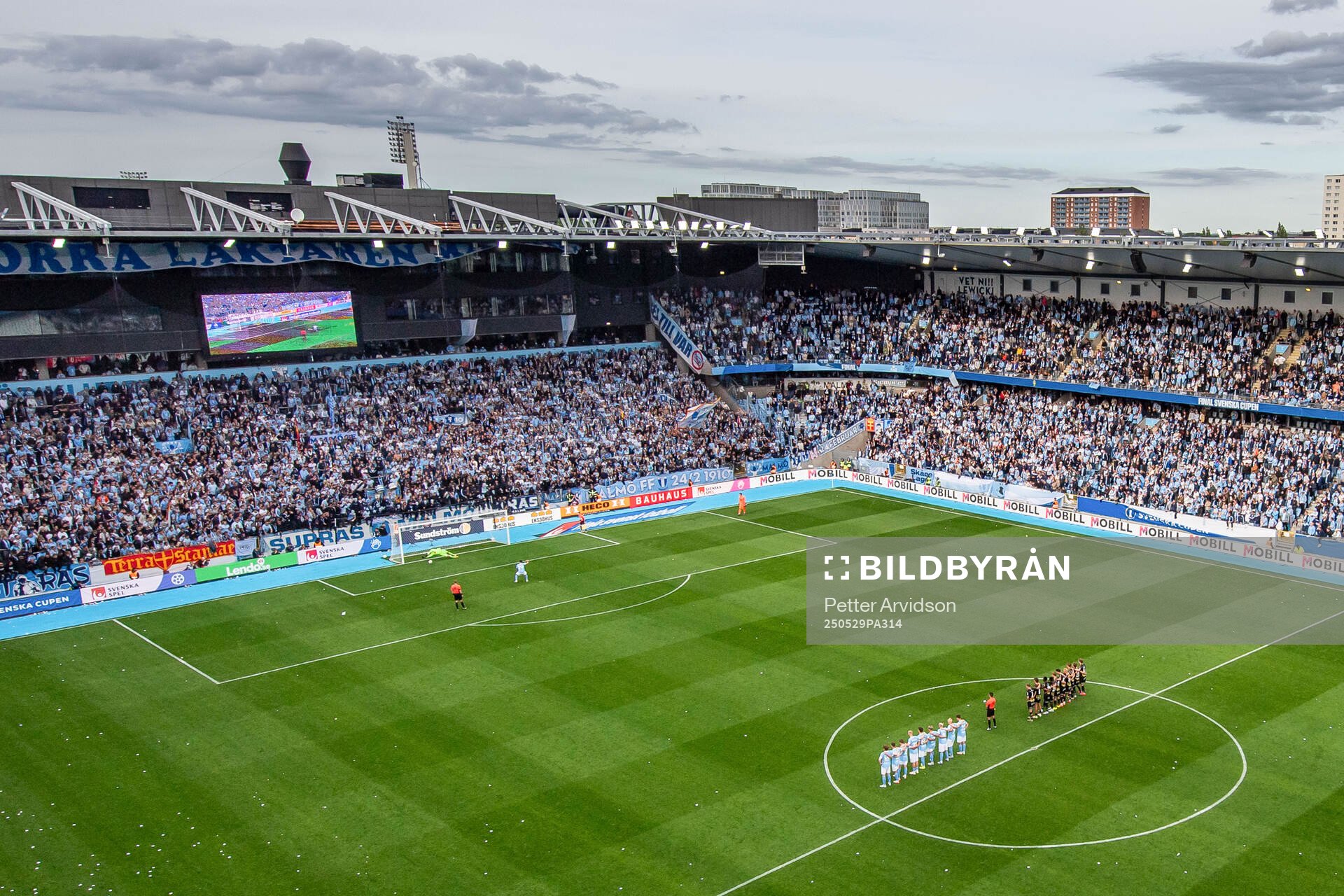 Häckens målvakt Etrit Berisha räddar en straff mot