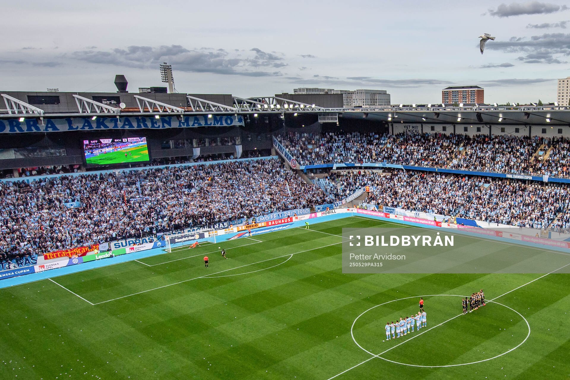 Häckens Silas Andersen skjuter in den matchavgörande straffen mot Malmö FFs målvakt Melker Ellborg under straffläggningen i förlängningen av finalen i Svenska Cupen mellan Malmö FF och Häcken den 29 maj 2025 i Malmö.