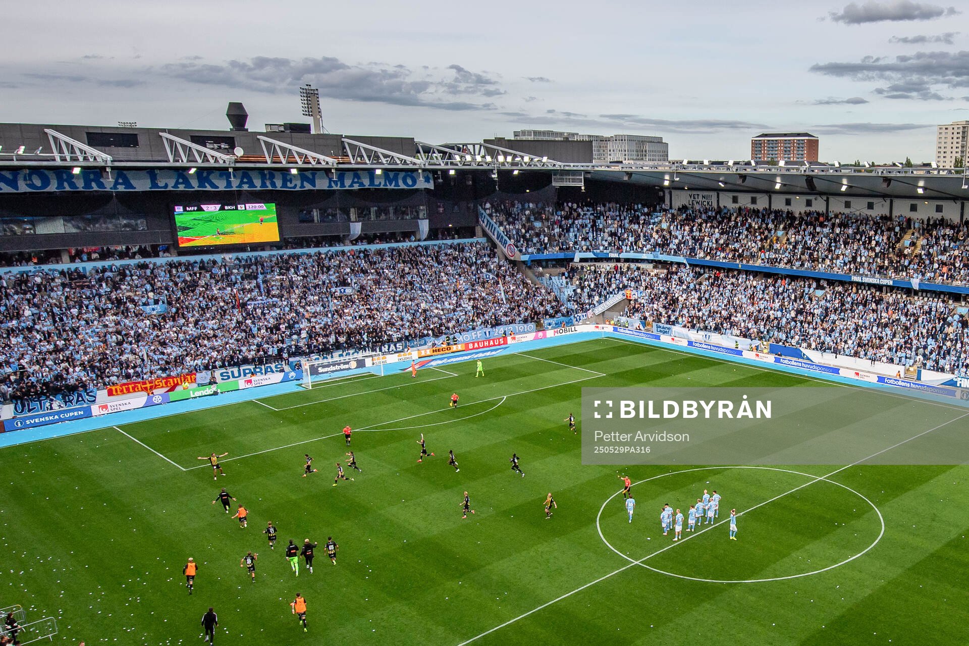 Häckens Silas Andersen jublar efter den matchavgörande straffen mot Malmö FFs målvakt Melker Ellborg under straffläggningen i förlängningen av finalen i Svenska Cupen mellan Malmö FF och Häcken den 29 maj 2025 i Malmö.