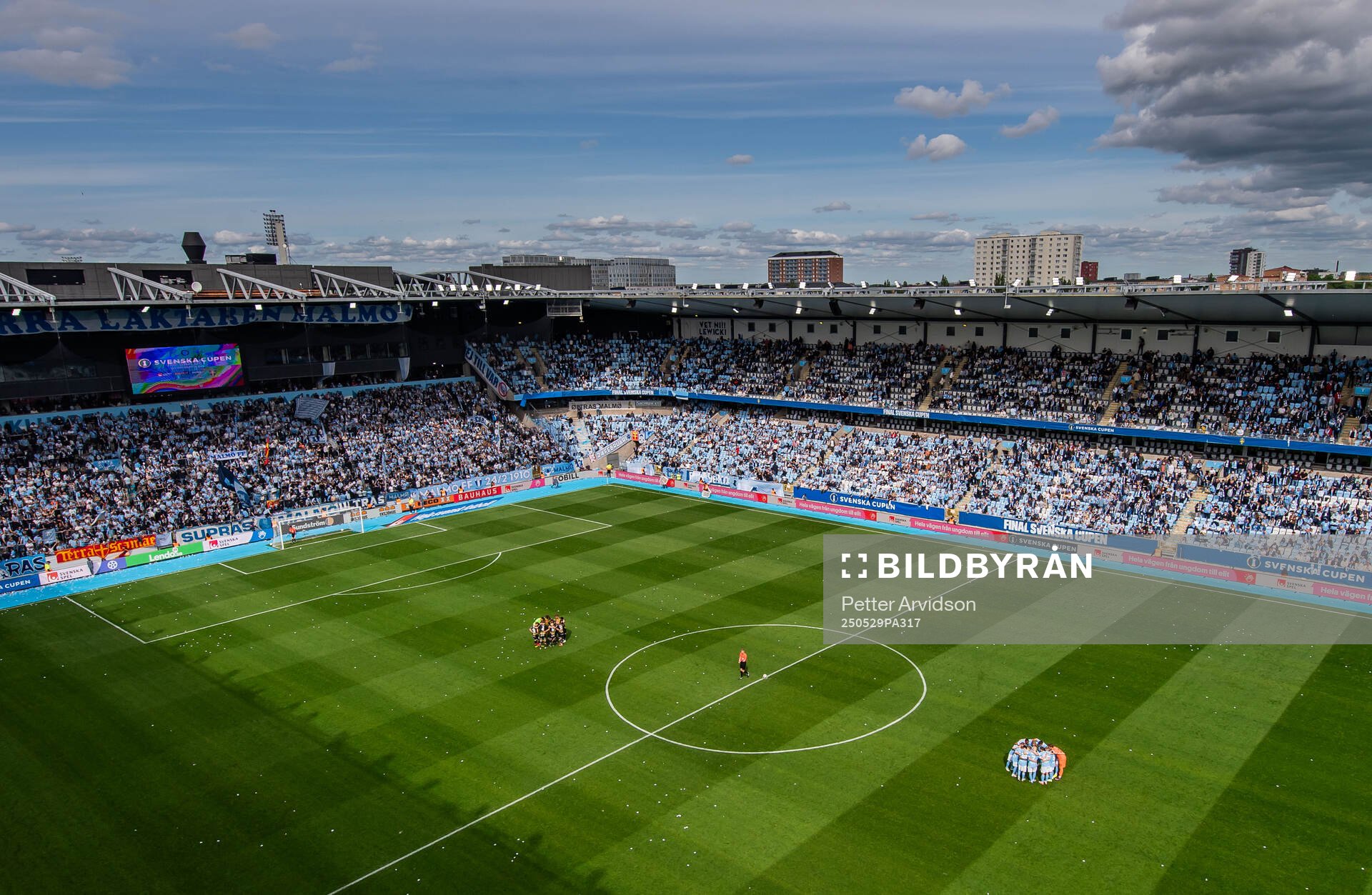 Häckens och Malmö FFs spelare samlas under finalen i Svenska Cupen mellan Malmö FF och Häcken den 29 maj 2025 i Malmö. 