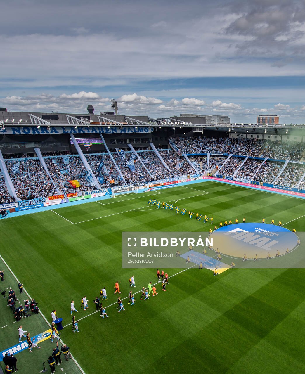 Häckens och Malmö FFs spelare gör entré under finalen i Svenska Cupen mellan Malmö FF och Häcken den 29 maj 2025 i Malmö. 