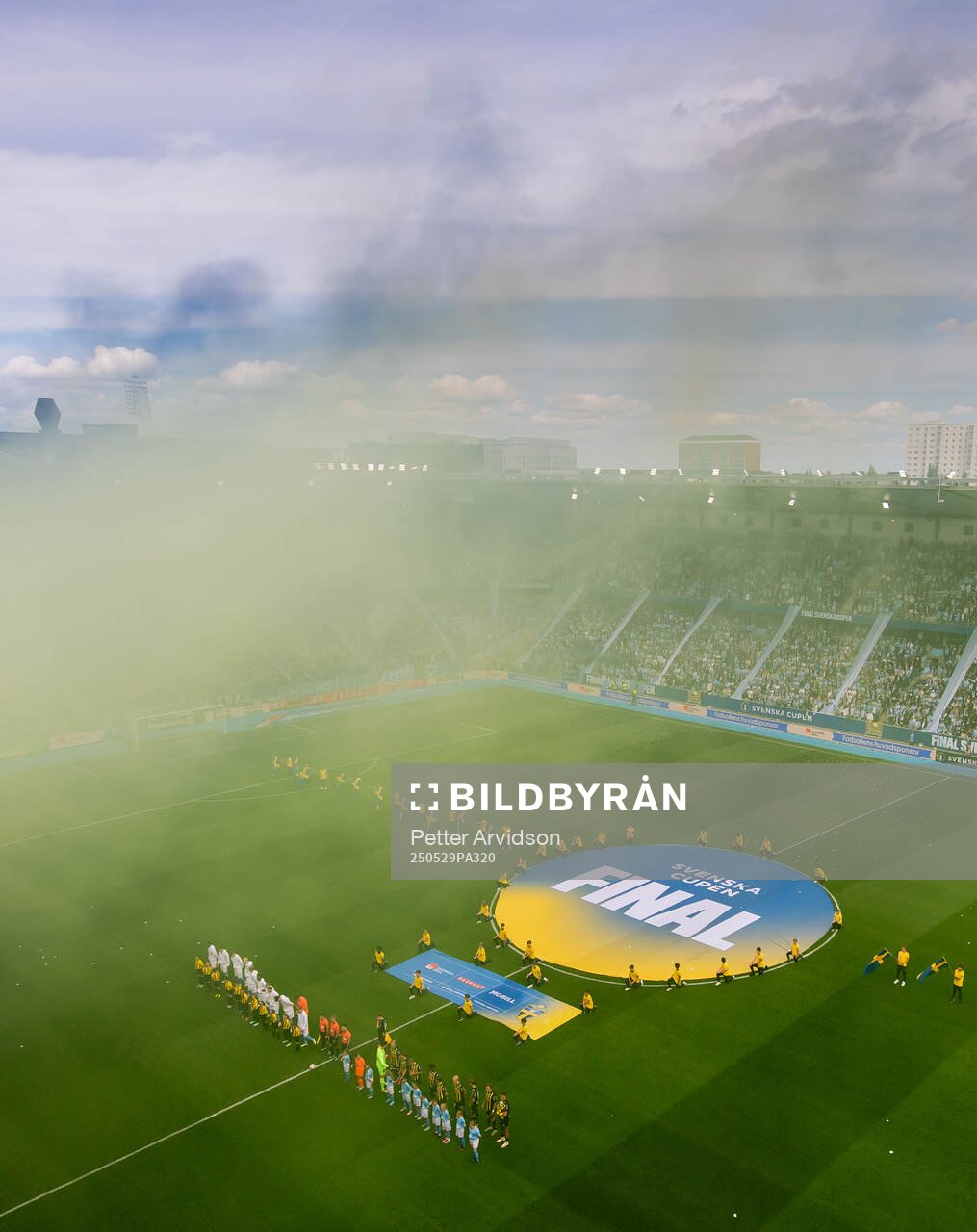 Häckens och Malmö FFs spelare under lineup inför finalen i Svenska Cupen mellan Malmö FF och Häcken den 29 maj 2025 i Malmö. 