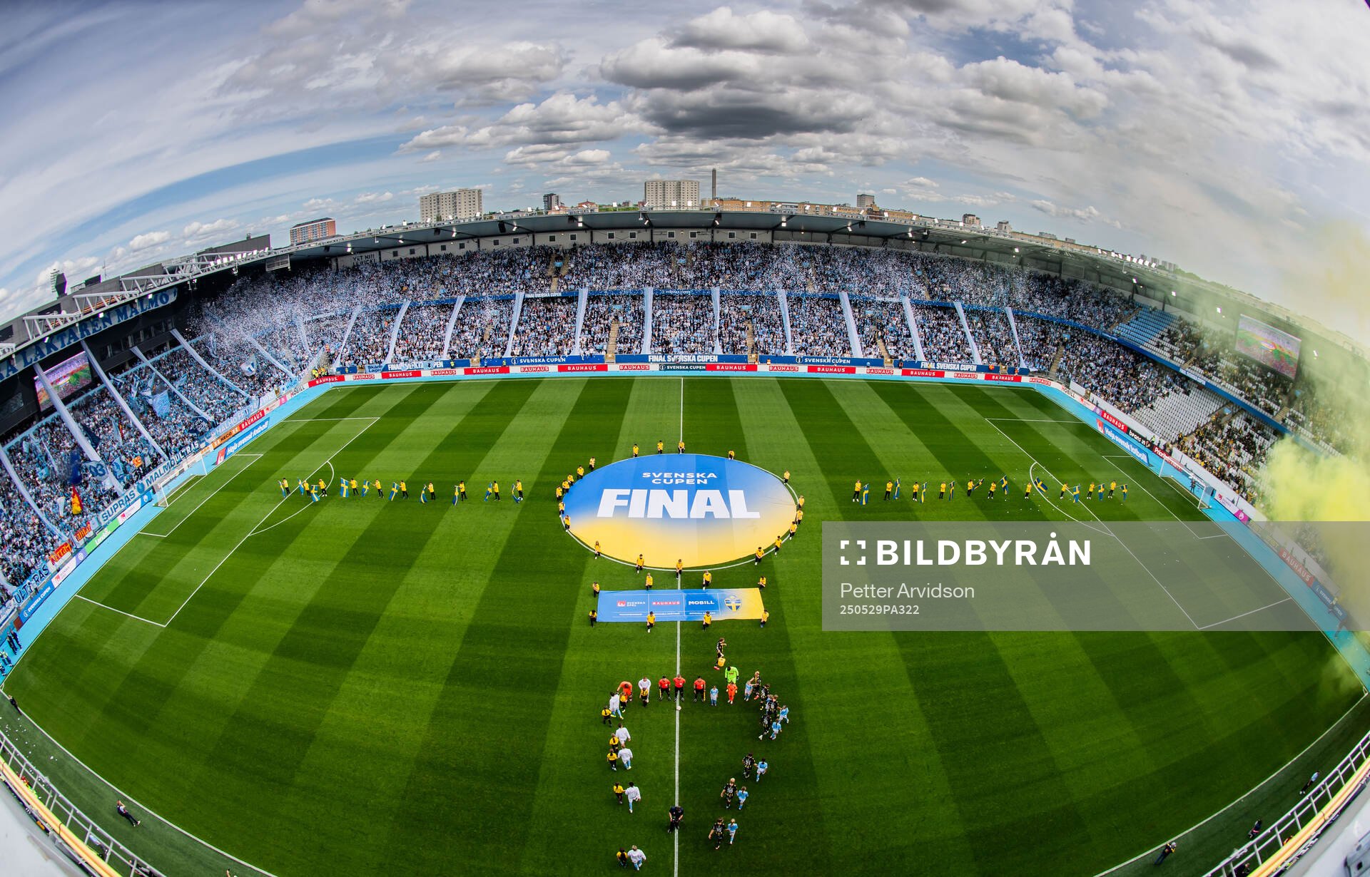 Häckens och Malmö FFs spelare gör entré på Eleda