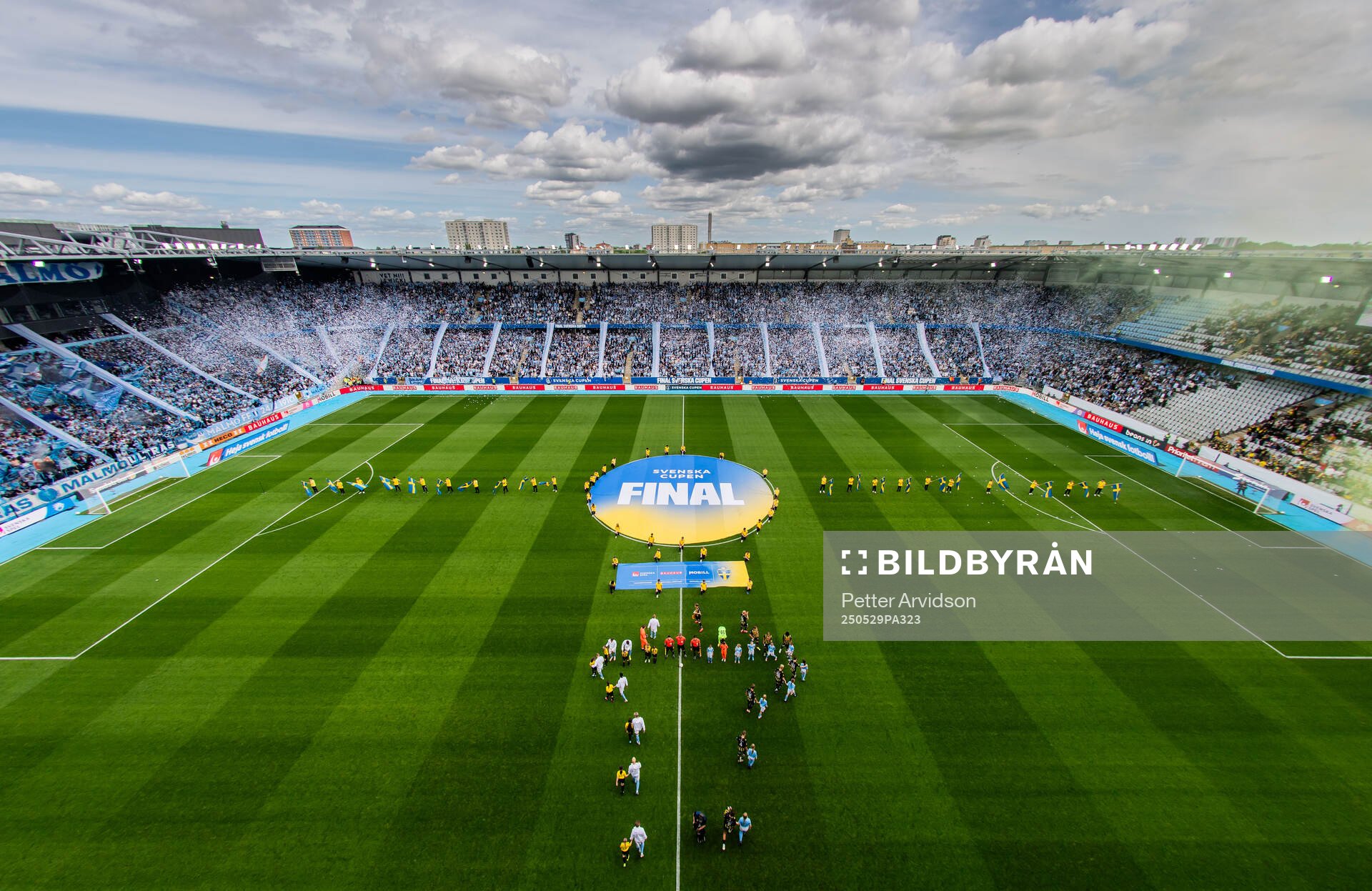 Häckens och Malmö FFs spelare gör entré på Eleda
