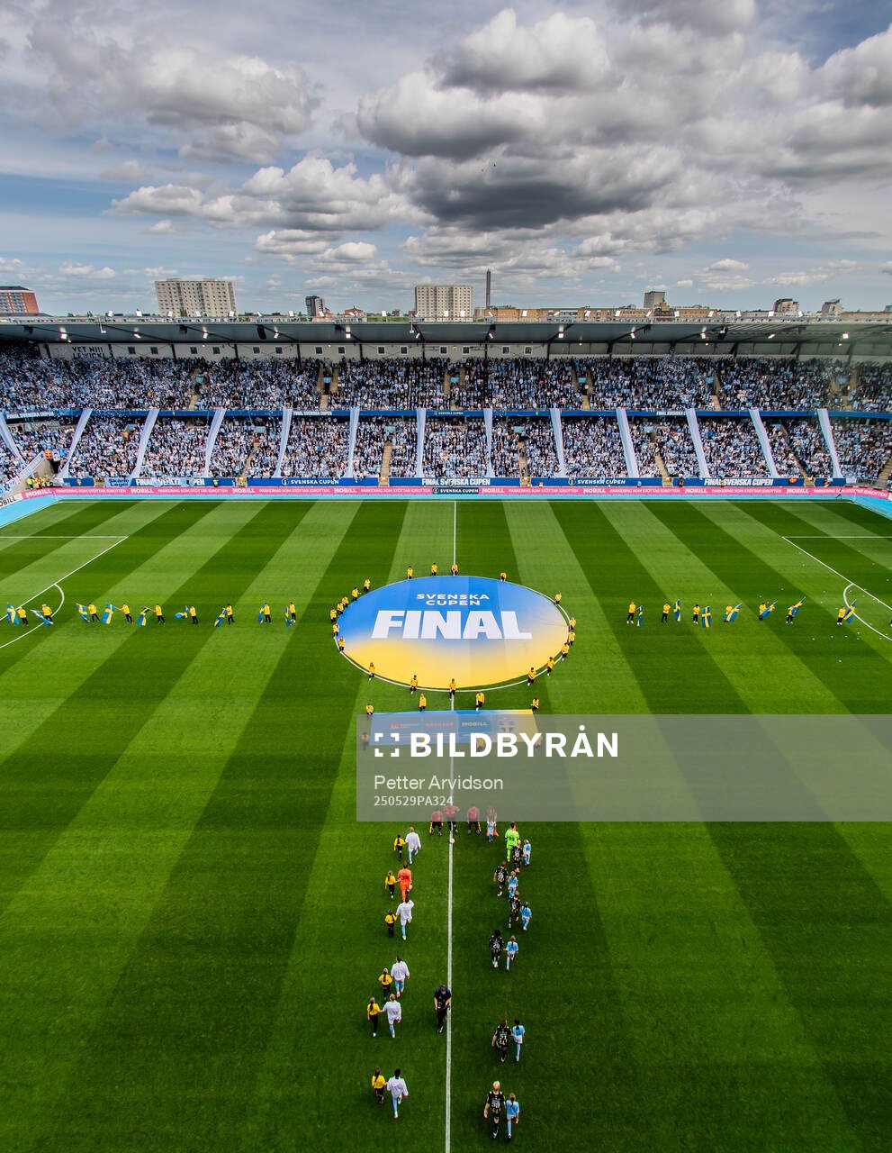 Häckens och Malmö FFs spelare gör entré på Eleda Stadion inför finalen i Svenska Cupen mellan Malmö FF och Häcken den 29 maj 2025 i Malmö.