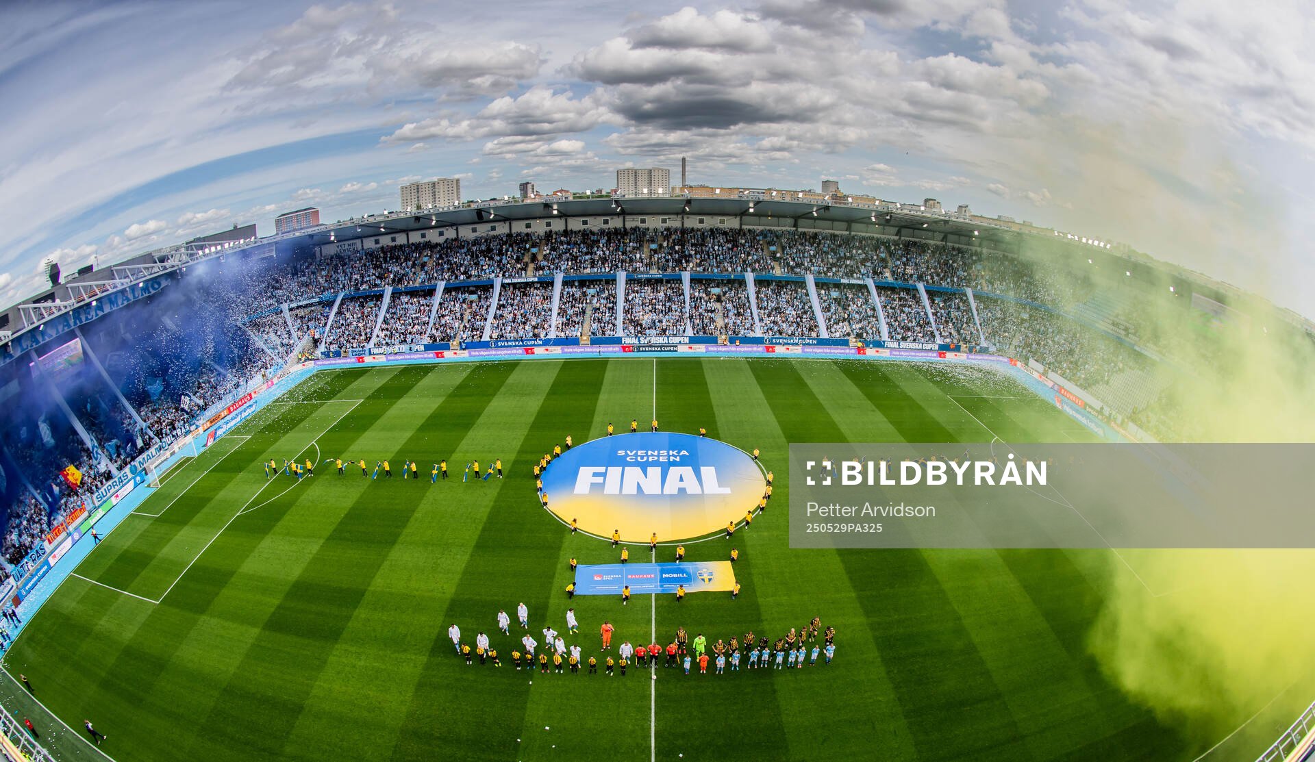 Häckens och Malmö FFs vid lineup på Eleda Stadion inför finalen i Svenska Cupen mellan Malmö FF och Häcken den 29 maj 2025 i Malmö.