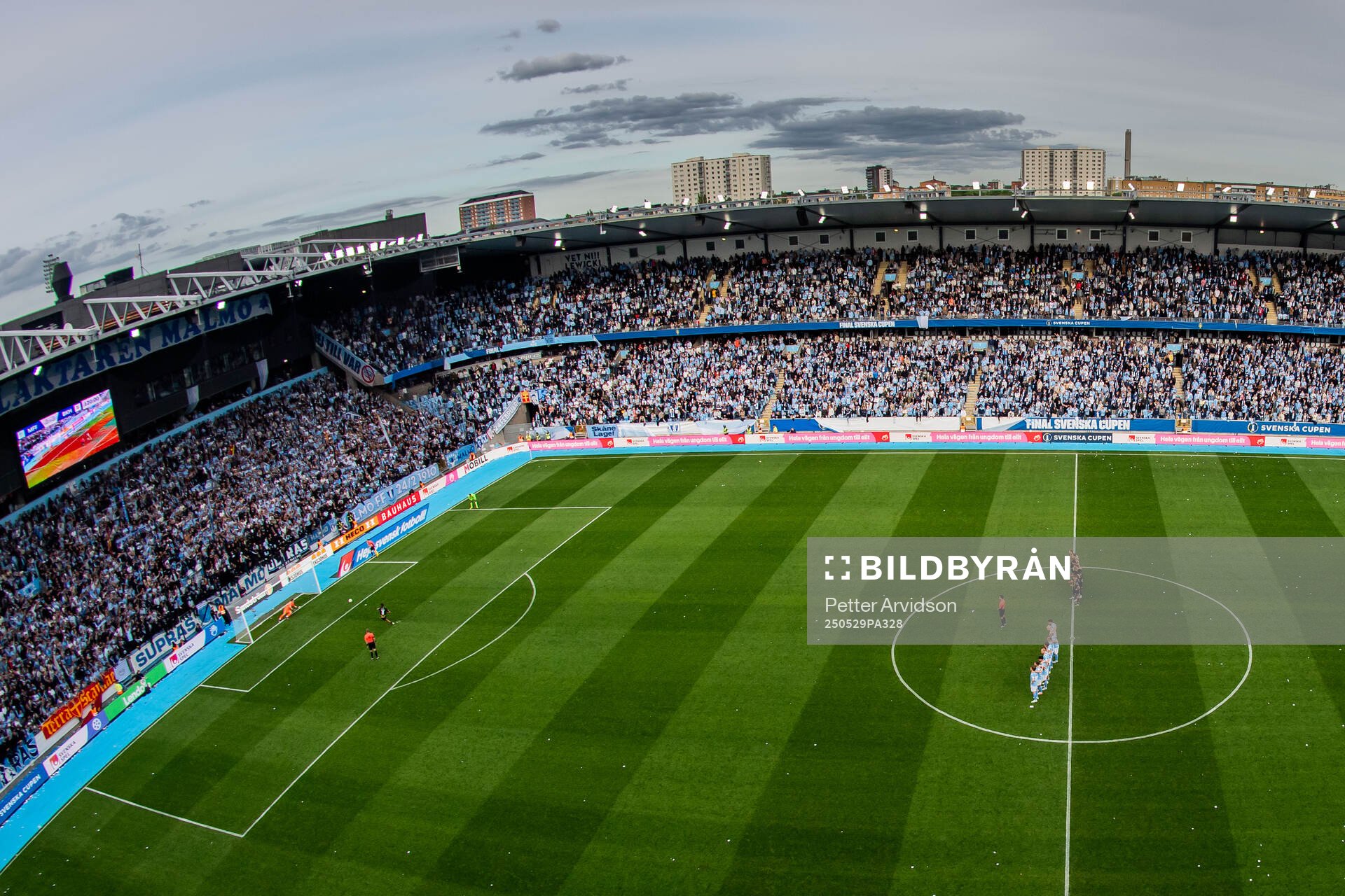 Häckens Silas Andersen skjuter in den matchavgörande straffen mot Malmö FFs målvakt Melker Ellborg under straffläggningen i förlängningen av finalen i Svenska Cupen mellan Malmö FF och Häcken den 29 maj 2025 i Malmö.