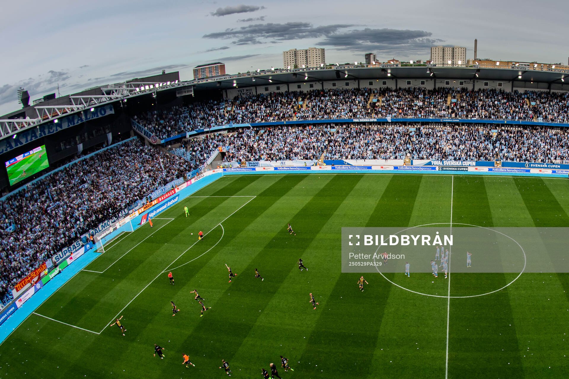 Häckens Silas Andersen jublar efter den matchavgörande straffen mot Malmö FFs målvakt Melker Ellborg under straffläggningen i förlängningen av finalen i Svenska Cupen mellan Malmö FF och Häcken den 29 maj 2025 i Malmö.