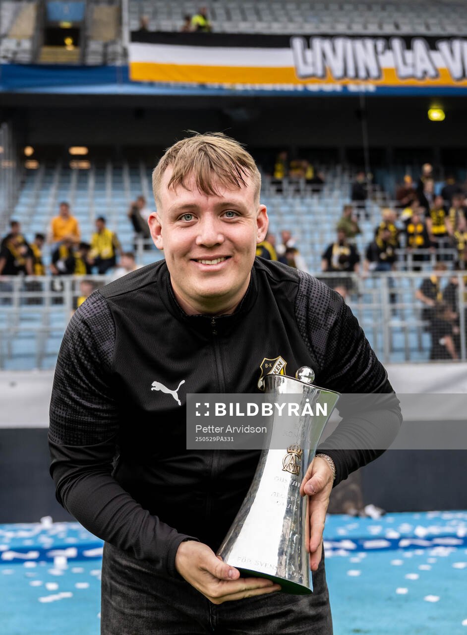 Häckens content producer Mathias Gerlach poserar med pokalen efter finalen i Svenska Cupen mellan Malmö FF och Häcken den 29 maj 2025 i Malmö.