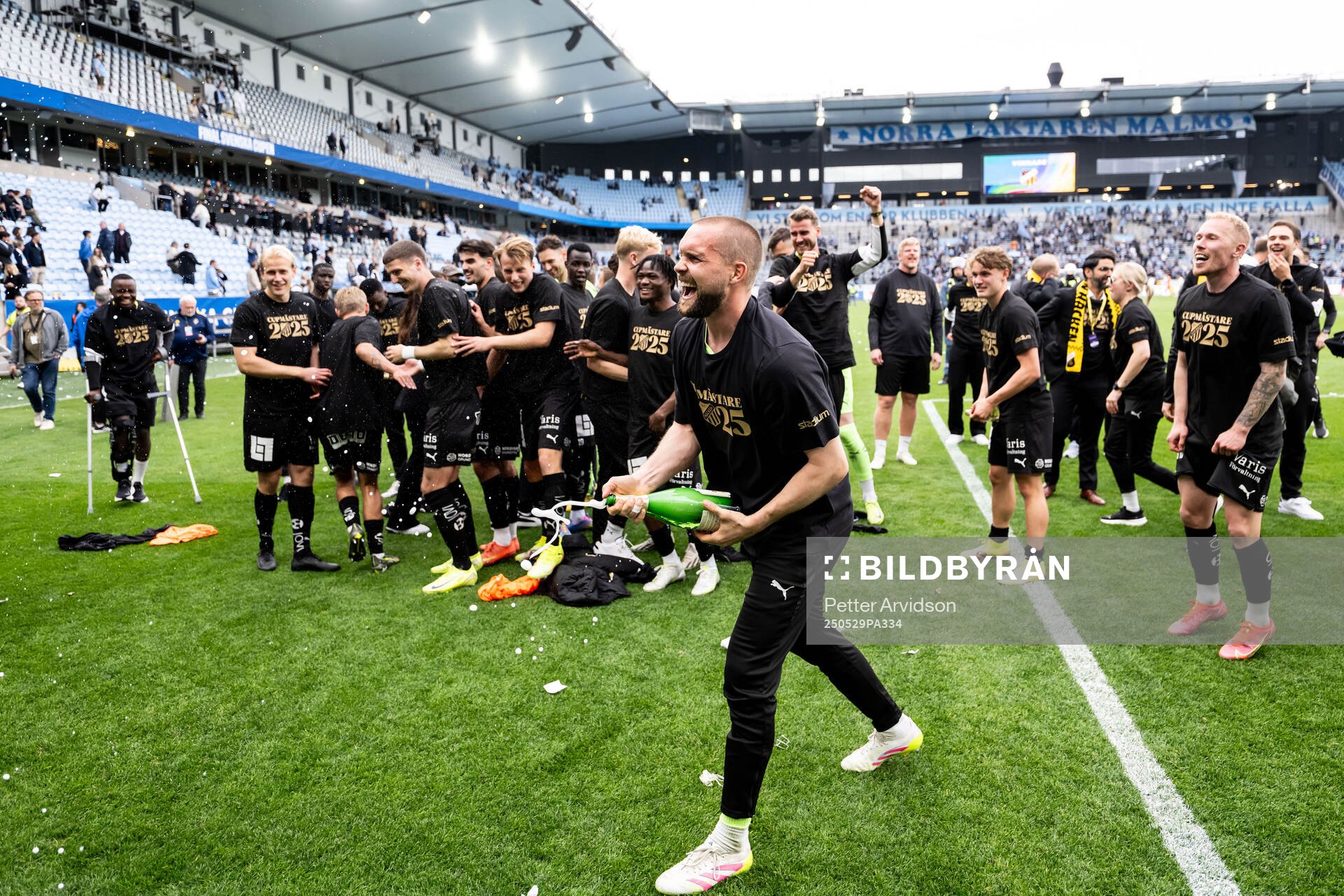 Häckens målvakt Oscar Jansson jublar efter finalen i Svenska Cupen mellan Malmö FF och Häcken den 29 maj 2025 i Malmö. 