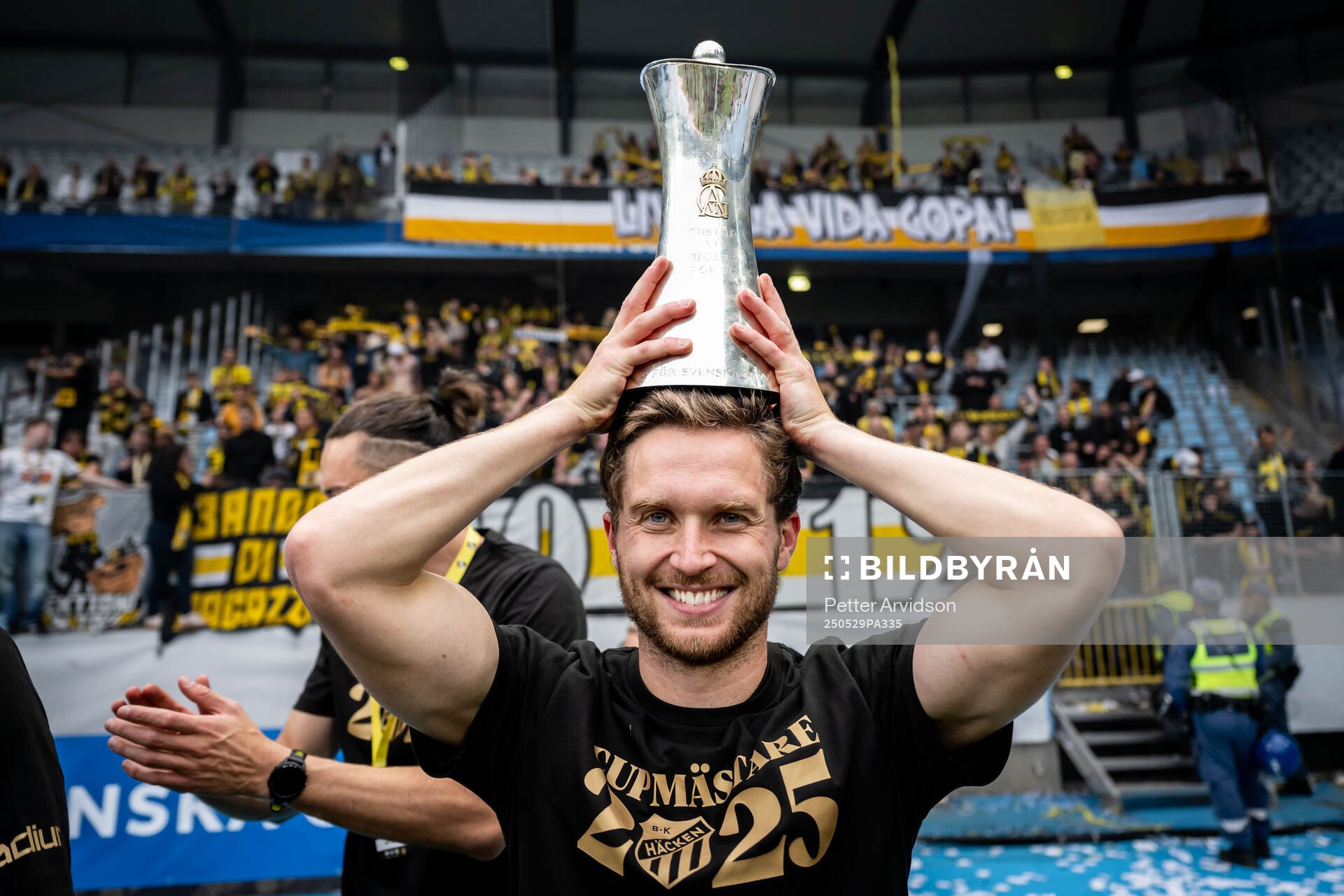 Häckens Adam Lundkvist jublar med pokalen efter finalen i Svenska Cupen mellan Malmö FF och Häcken den 29 maj 2025 i Malmö. 