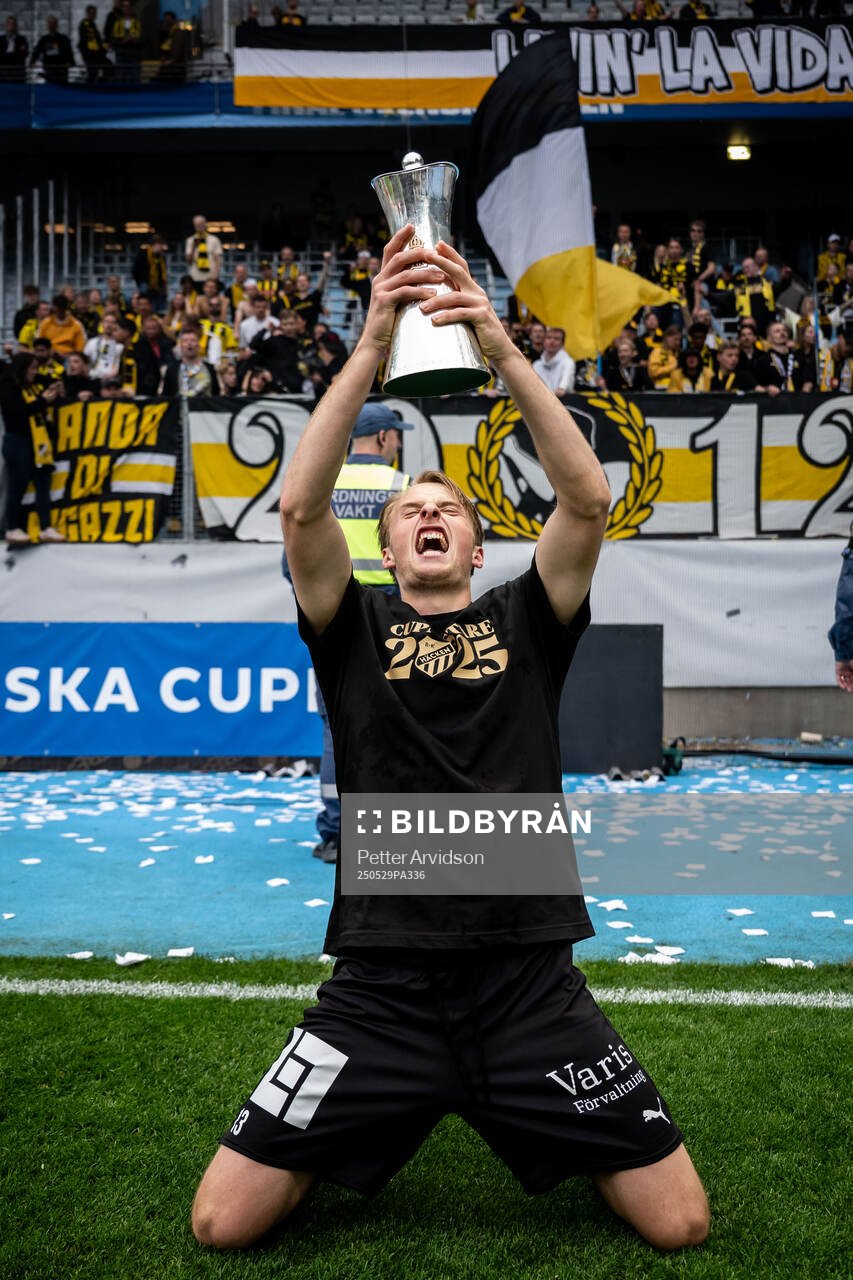Häckens Sigge Jansson jublar med pokalen efter finalen i Svenska Cupen mellan Malmö FF och Häcken den 29 maj 2025 i Malmö. 
