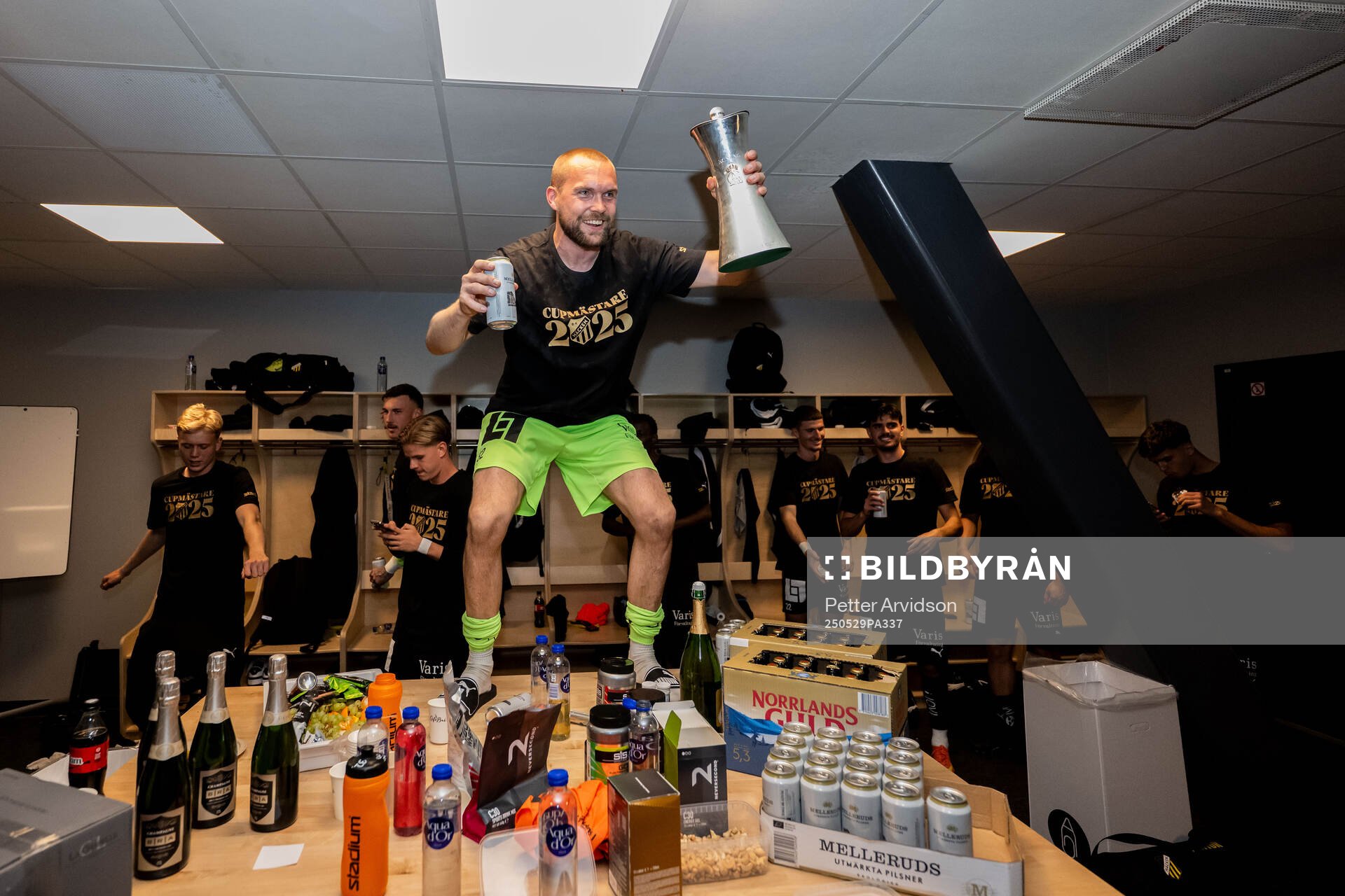 Häckens målvakt Oscar Jansson jublar med pokalen i omklädningsrummet efter finalen i Svenska Cupen mellan Malmö FF och Häcken den 29 maj 2025 i Malmö.