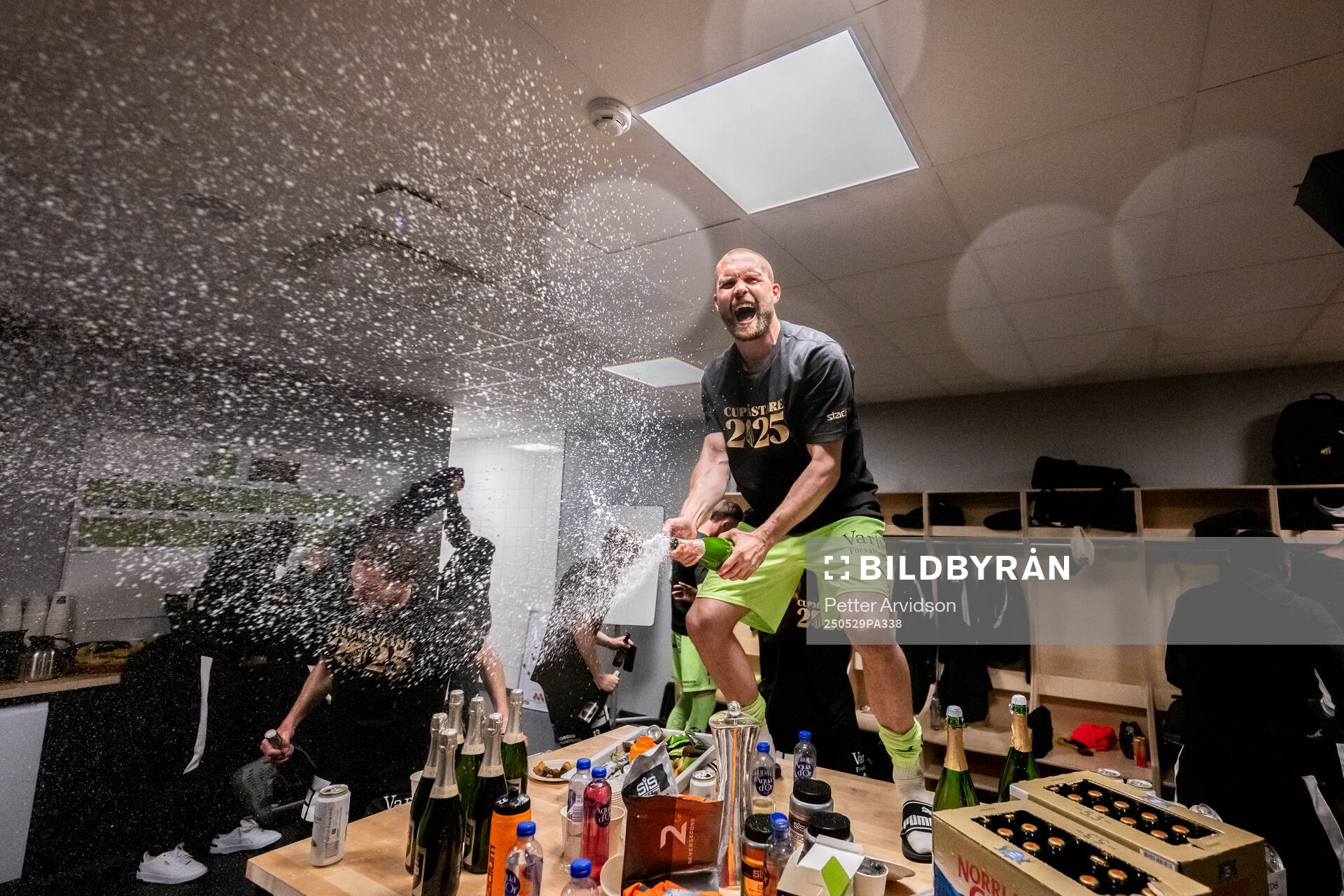 Häckens målvakt Oscar Jansson jublar med pokalen i omklädningsrummet efter finalen i Svenska Cupen mellan Malmö FF och Häcken den 29 maj 2025 i Malmö.