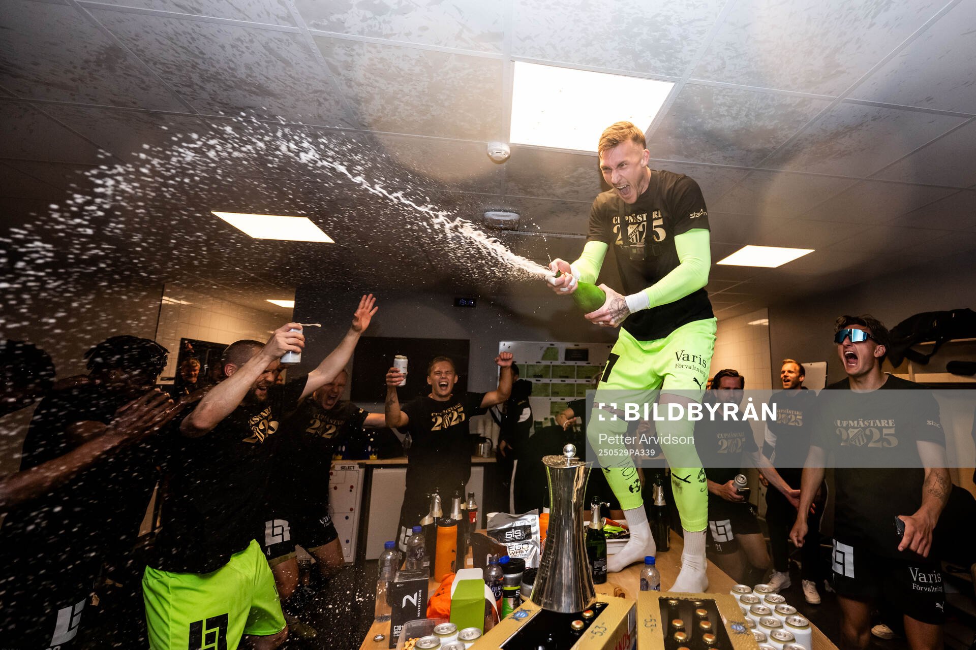 Häckens målvakt Andreas Linde jublar i omklädningsrummet efter finalen i Svenska Cupen mellan Malmö FF och Häcken den 29 maj 2025 i Malmö.