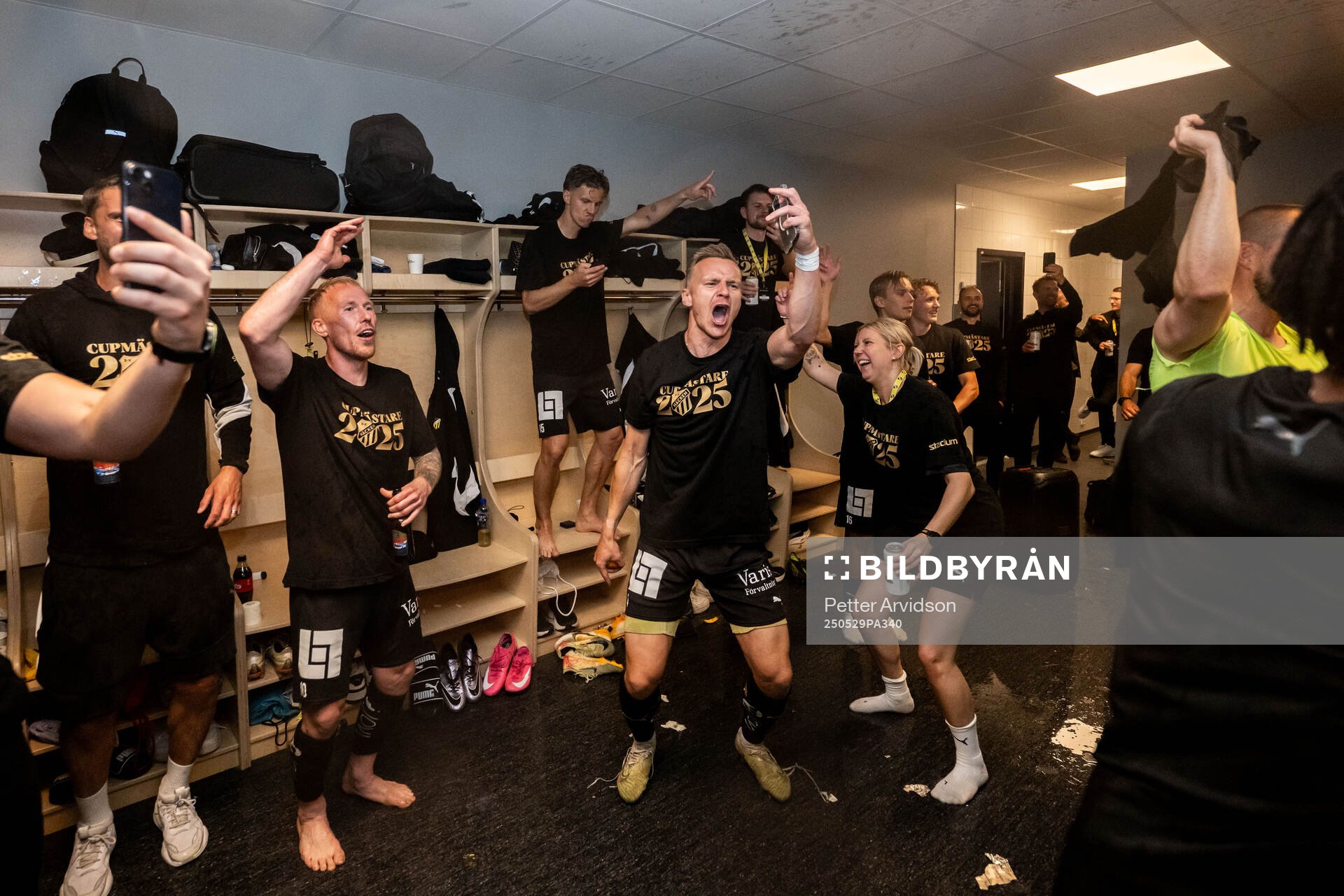 Häckens Mikkel Rygaard Jensen och Marius Lode jublar i omklädningsrummet efter finalen i Svenska Cupen mellan Malmö FF och Häcken den 29 maj 2025 i Malmö.