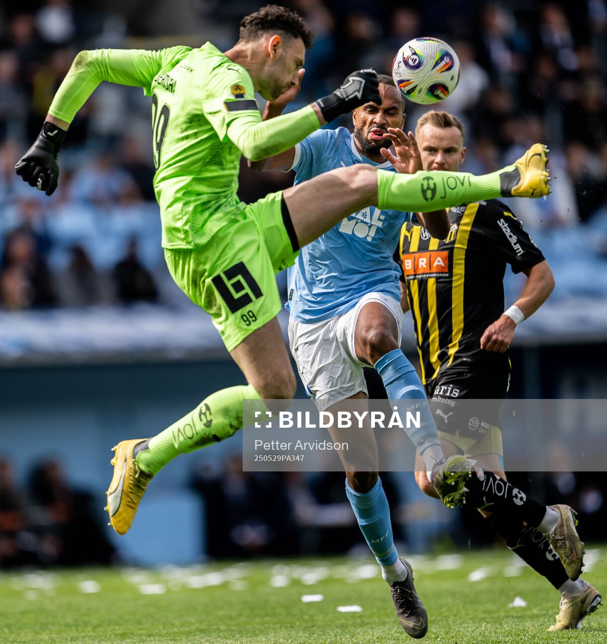 Häckens målvakt Etrit Berisha och Malmö FFs Isaac Kiese Thelin under finalen i Svenska Cupen mellan Malmö FF och Häcken den 29 maj 2025 i Malmö.