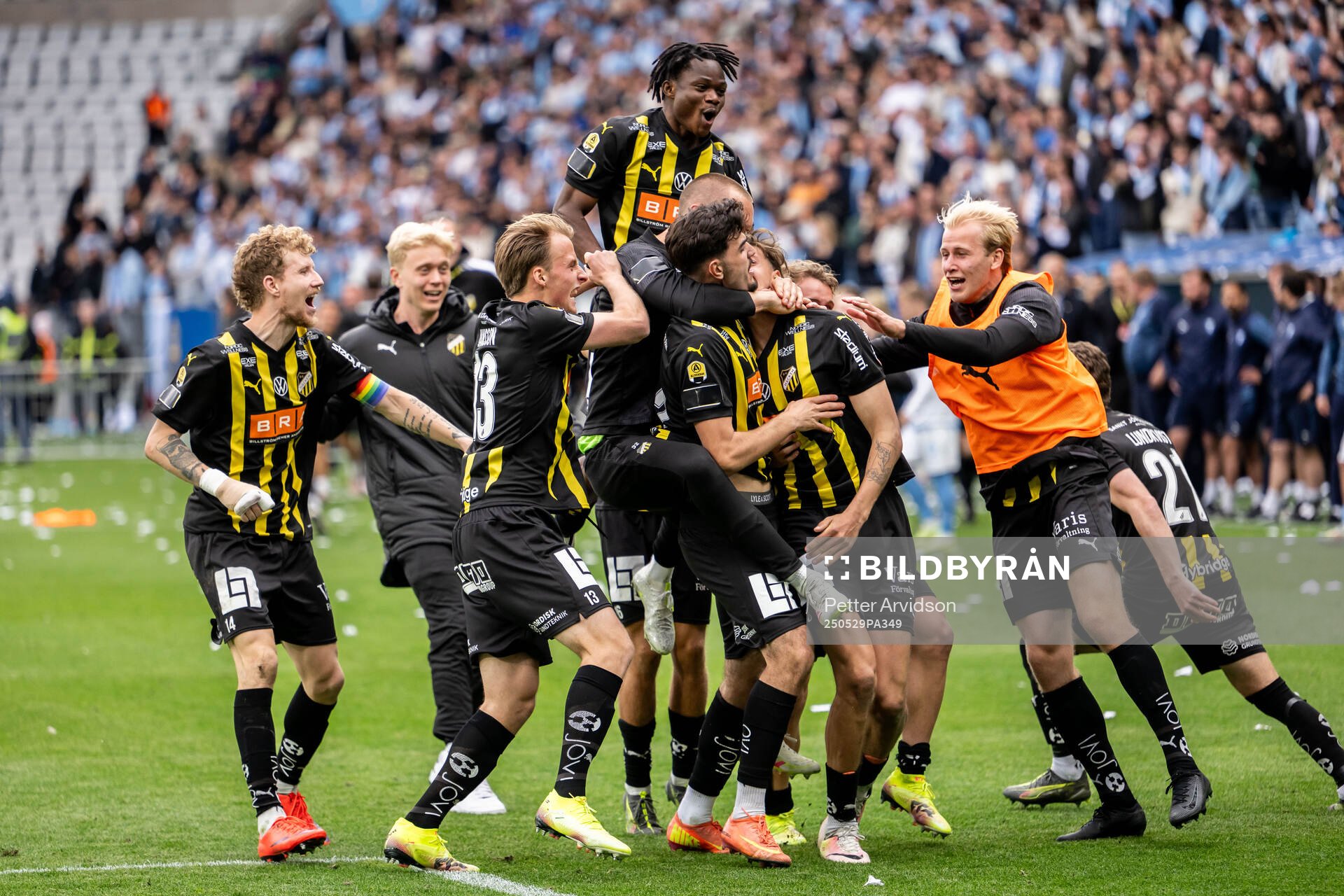 Häckens spelare jublar efter den matchavgörande straffen under straffläggningen i förlängningen av finalen i Svenska Cupen mellan Malmö FF och Häcken den 29 maj 2025 i Malmö.